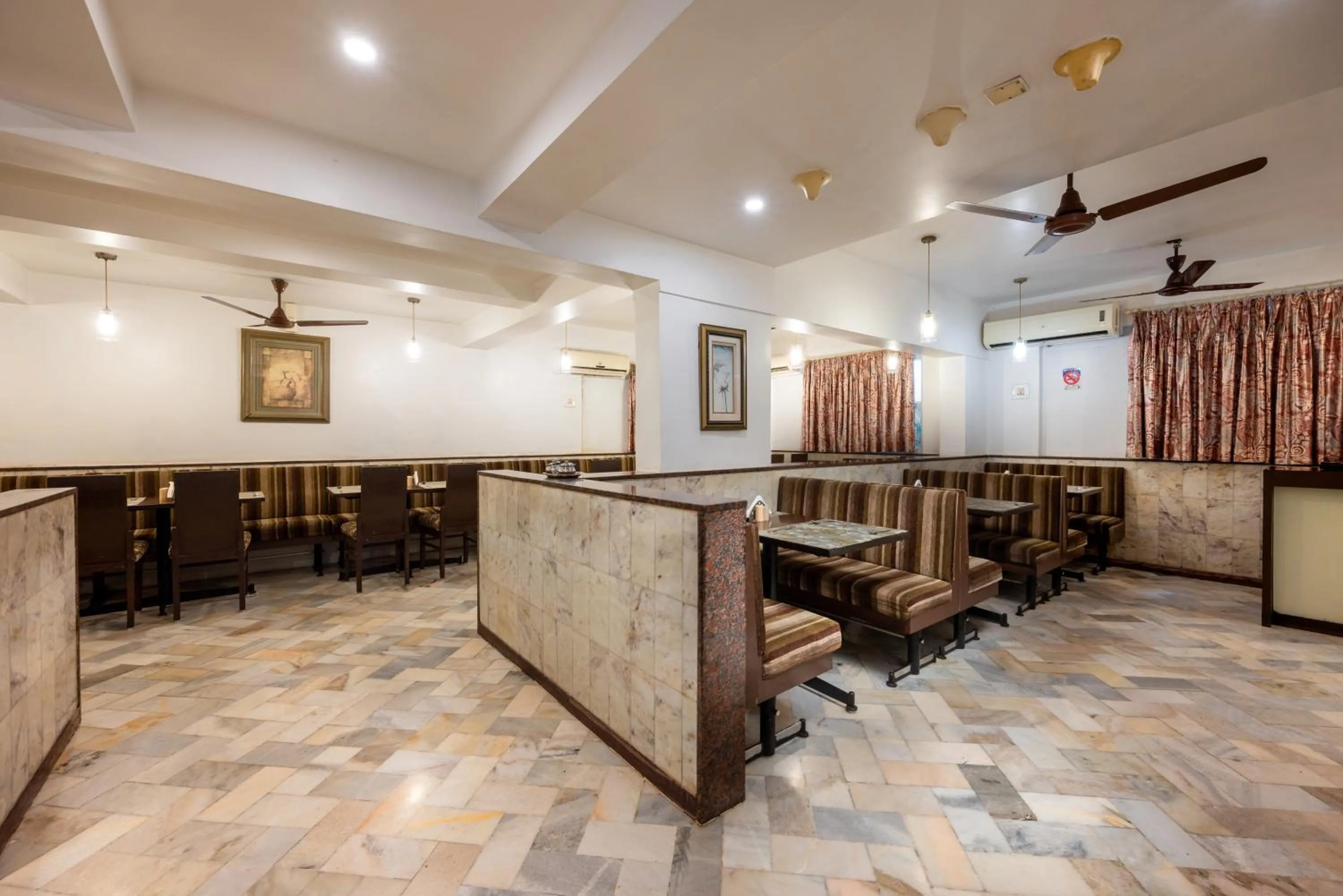 Restaurant/places to eat in Hotel Balwas International