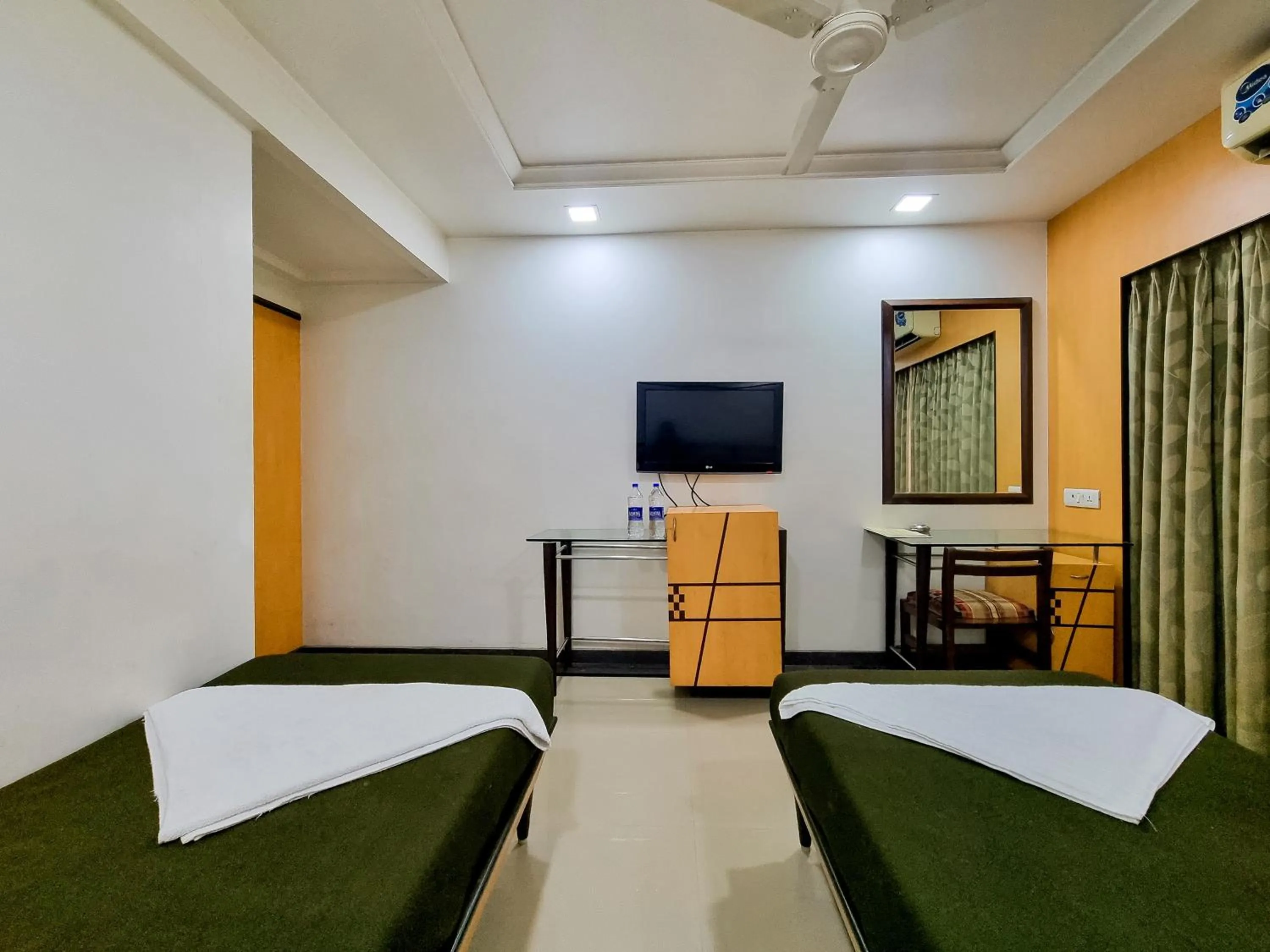 Living room, Bed in Hotel Balwas International