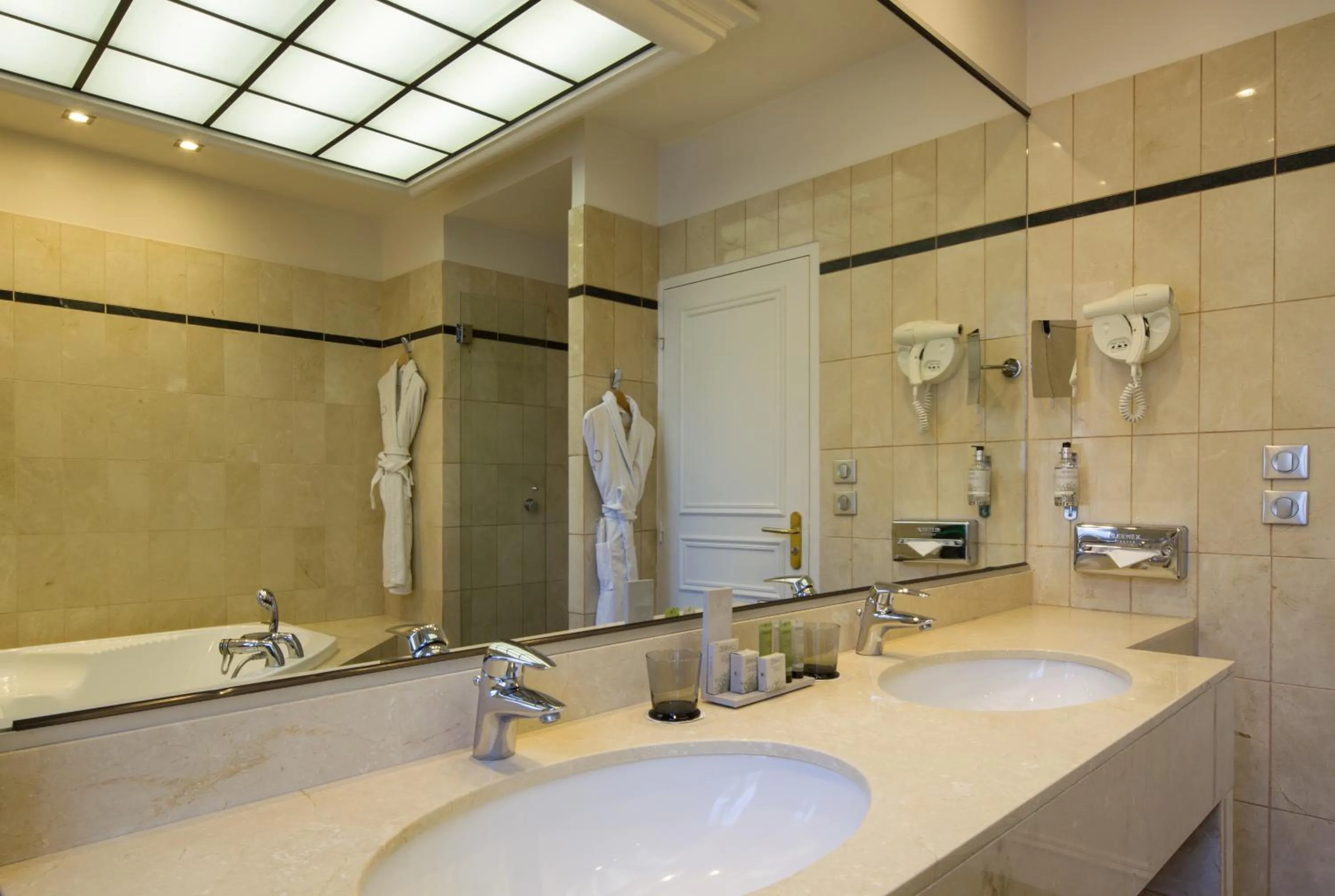 Bathroom in Chapeau Rouge par William Frachot - Hôtel Espace Bien-être & Restaurant étoilé