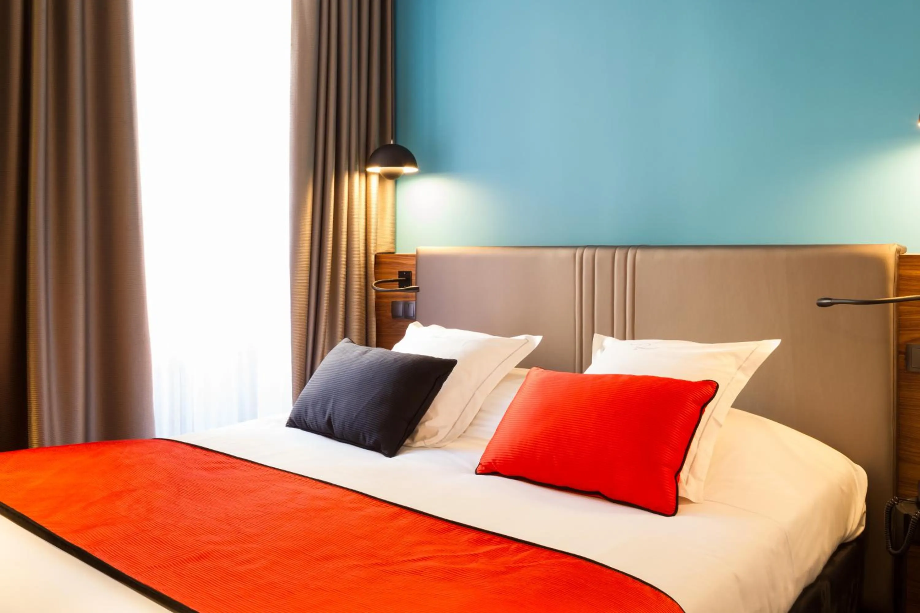 Bedroom, Bed in Chapeau Rouge par William Frachot - Hôtel Espace Bien-être & Restaurant étoilé