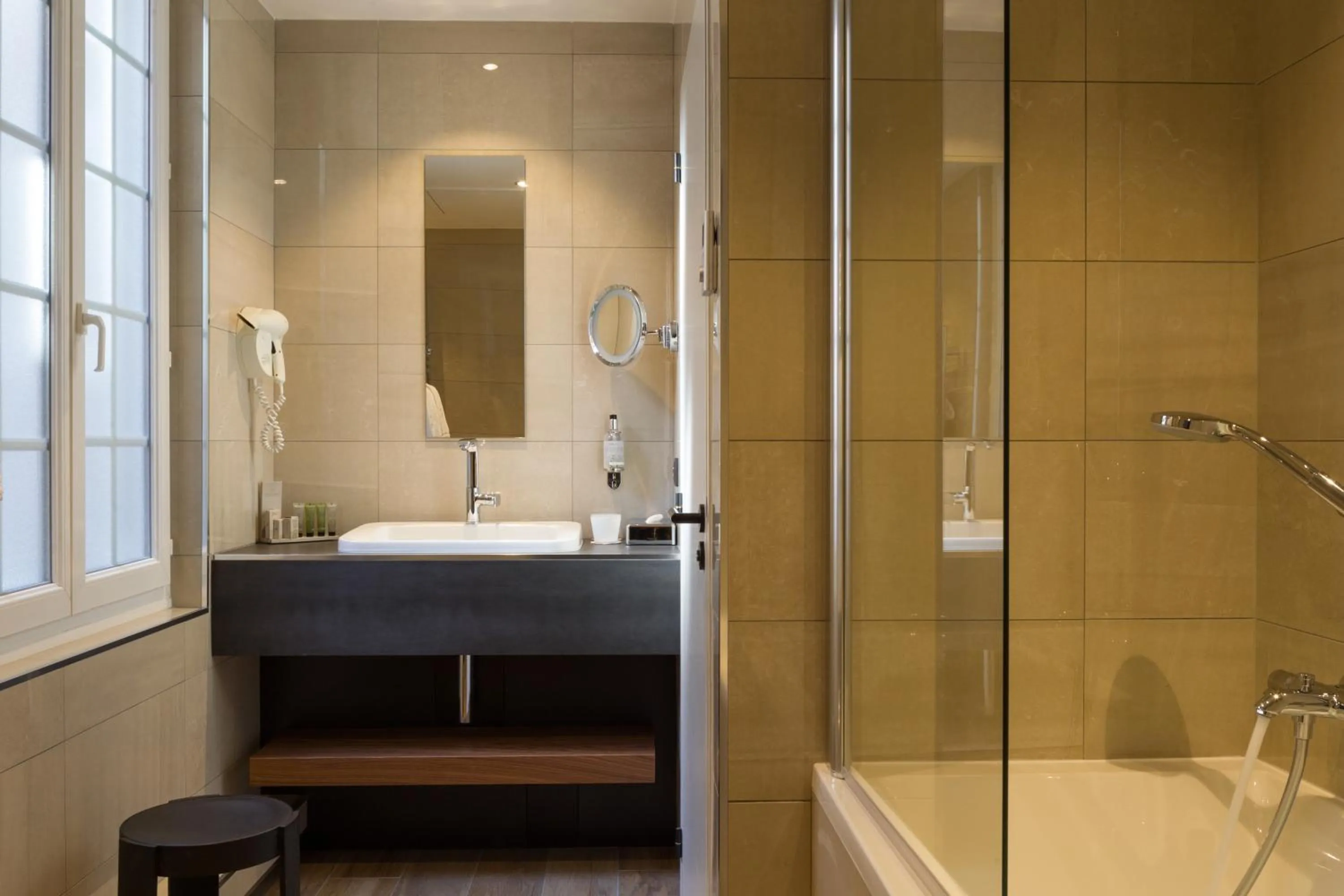 Bathroom in Chapeau Rouge par William Frachot - Hôtel Espace Bien-être & Restaurant étoilé