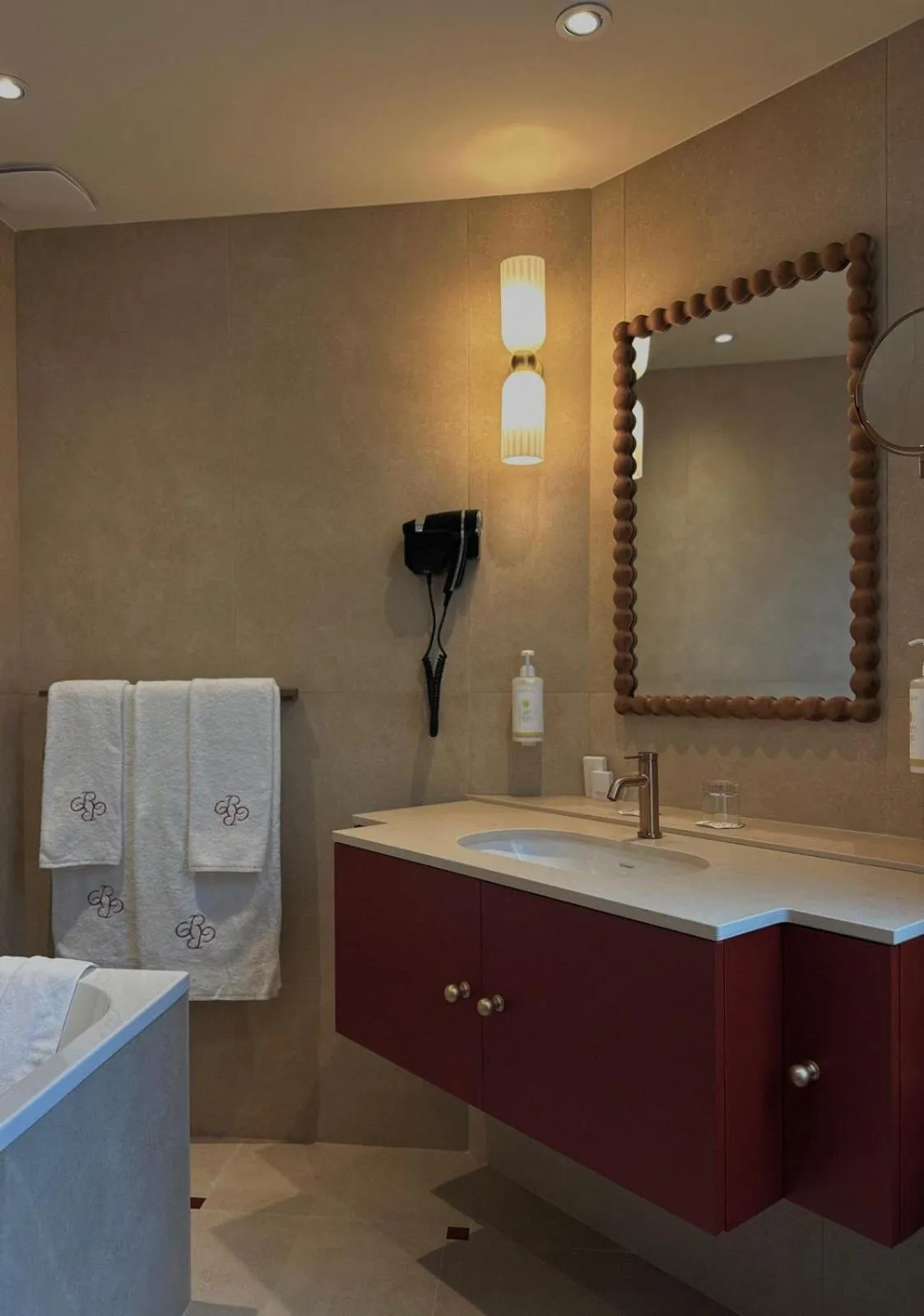 Bathroom in Chapeau Rouge par William Frachot - Hôtel Espace Bien-être & Restaurant étoilé