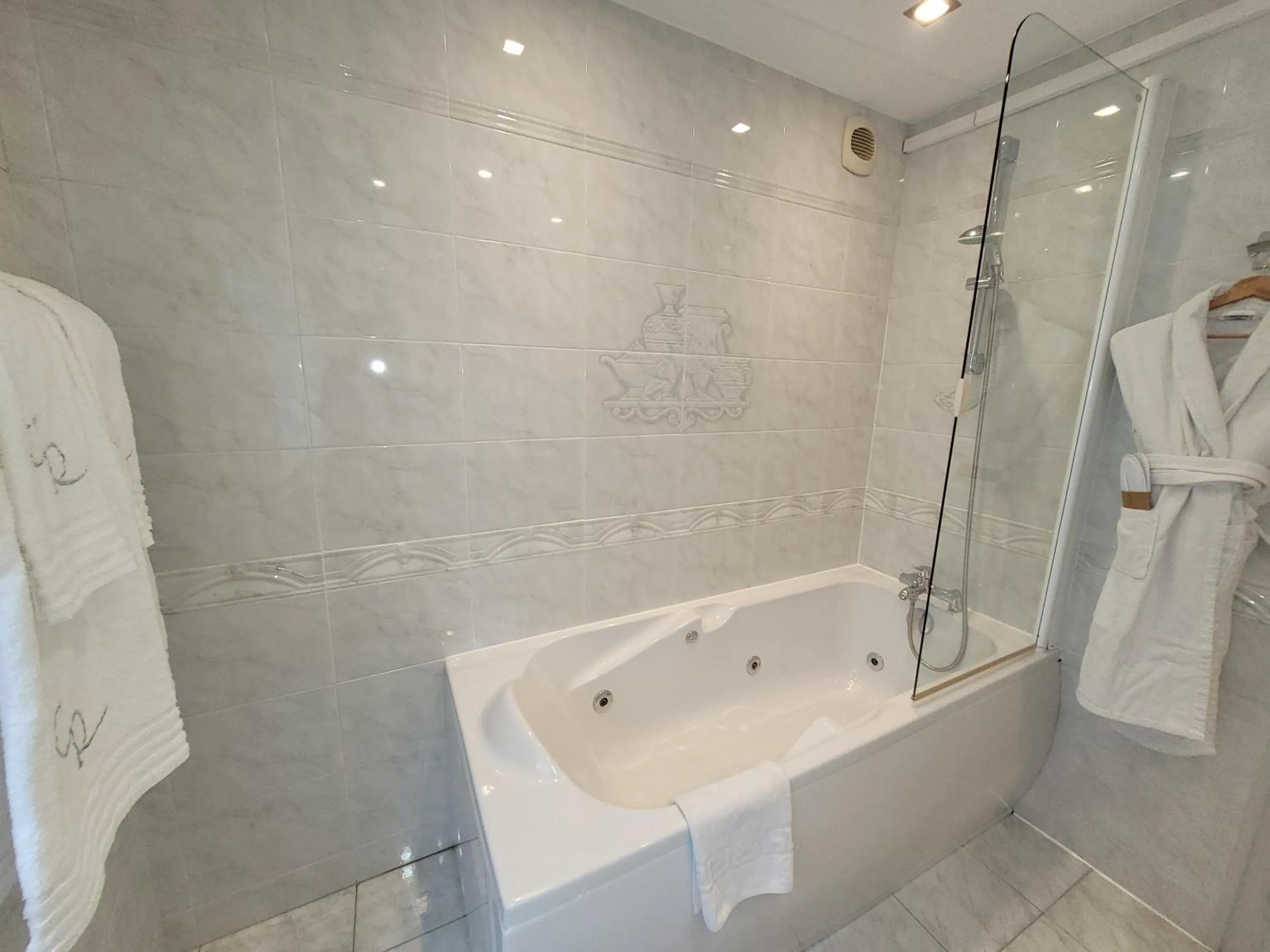 Bathroom in Chapeau Rouge par William Frachot - Hôtel Espace Bien-être & Restaurant étoilé