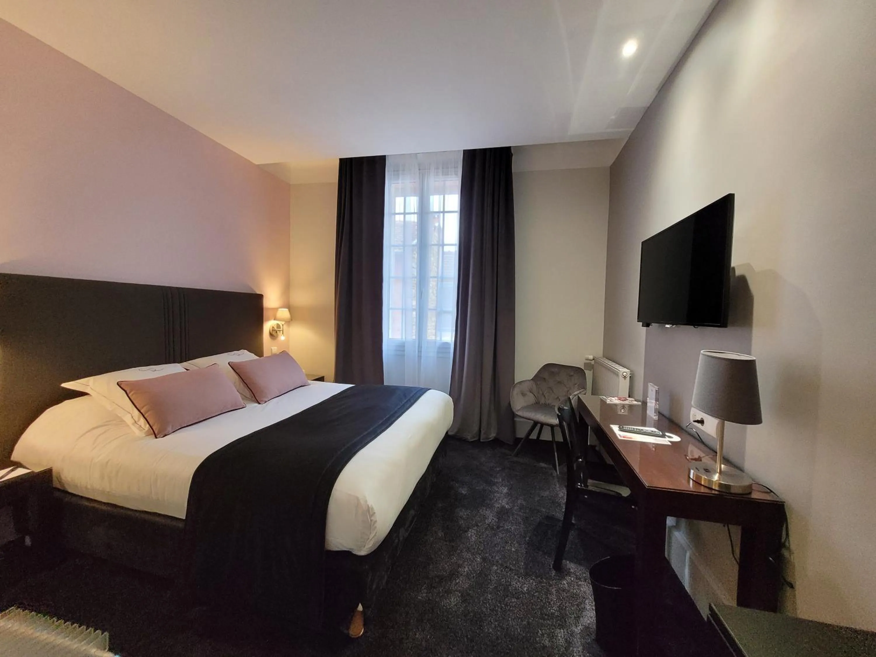 Bedroom, Bed in Chapeau Rouge par William Frachot - Hôtel Espace Bien-être & Restaurant étoilé