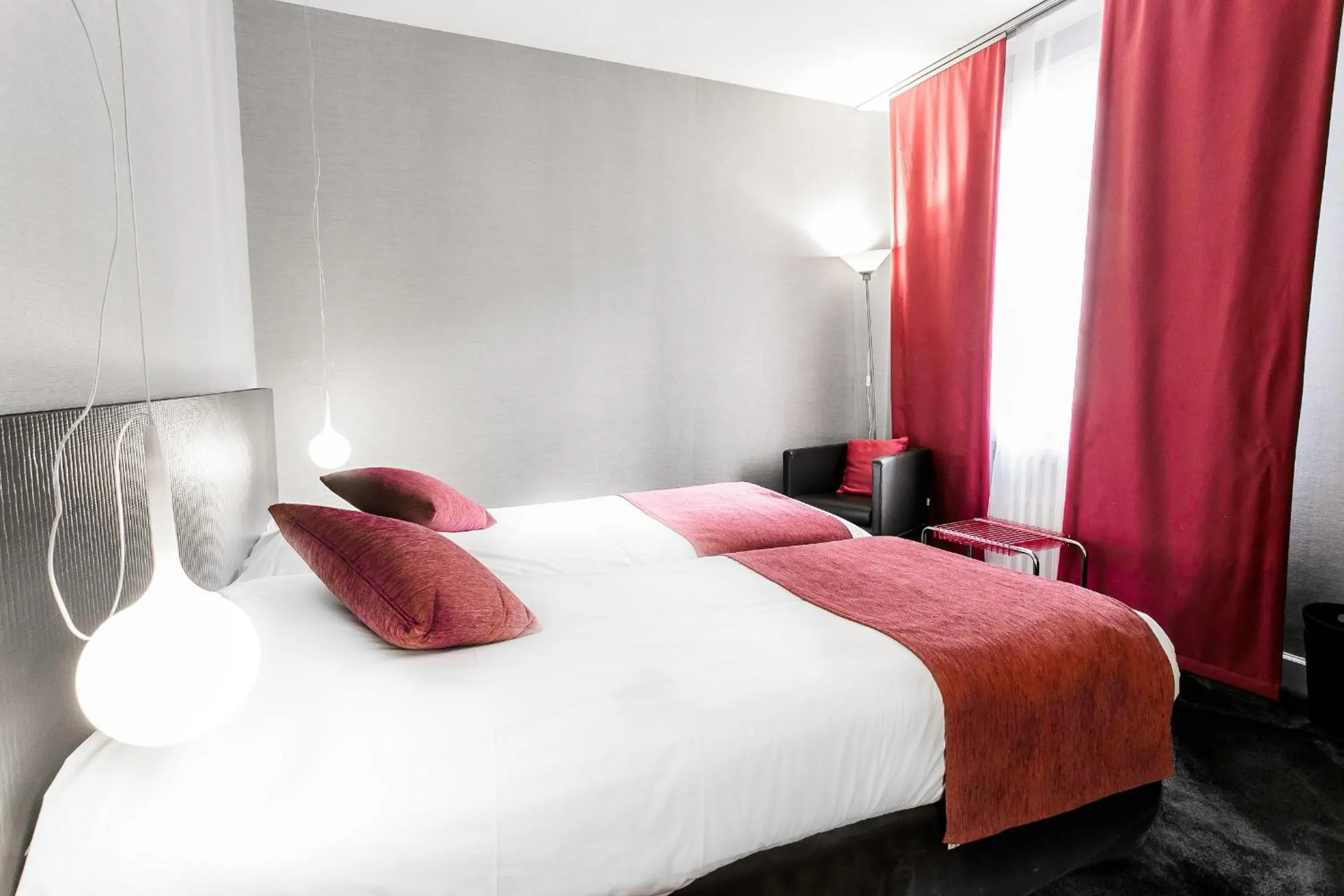 Photo of the whole room, Bed in Chapeau Rouge par William Frachot - Hôtel Espace Bien-être & Restaurant étoilé