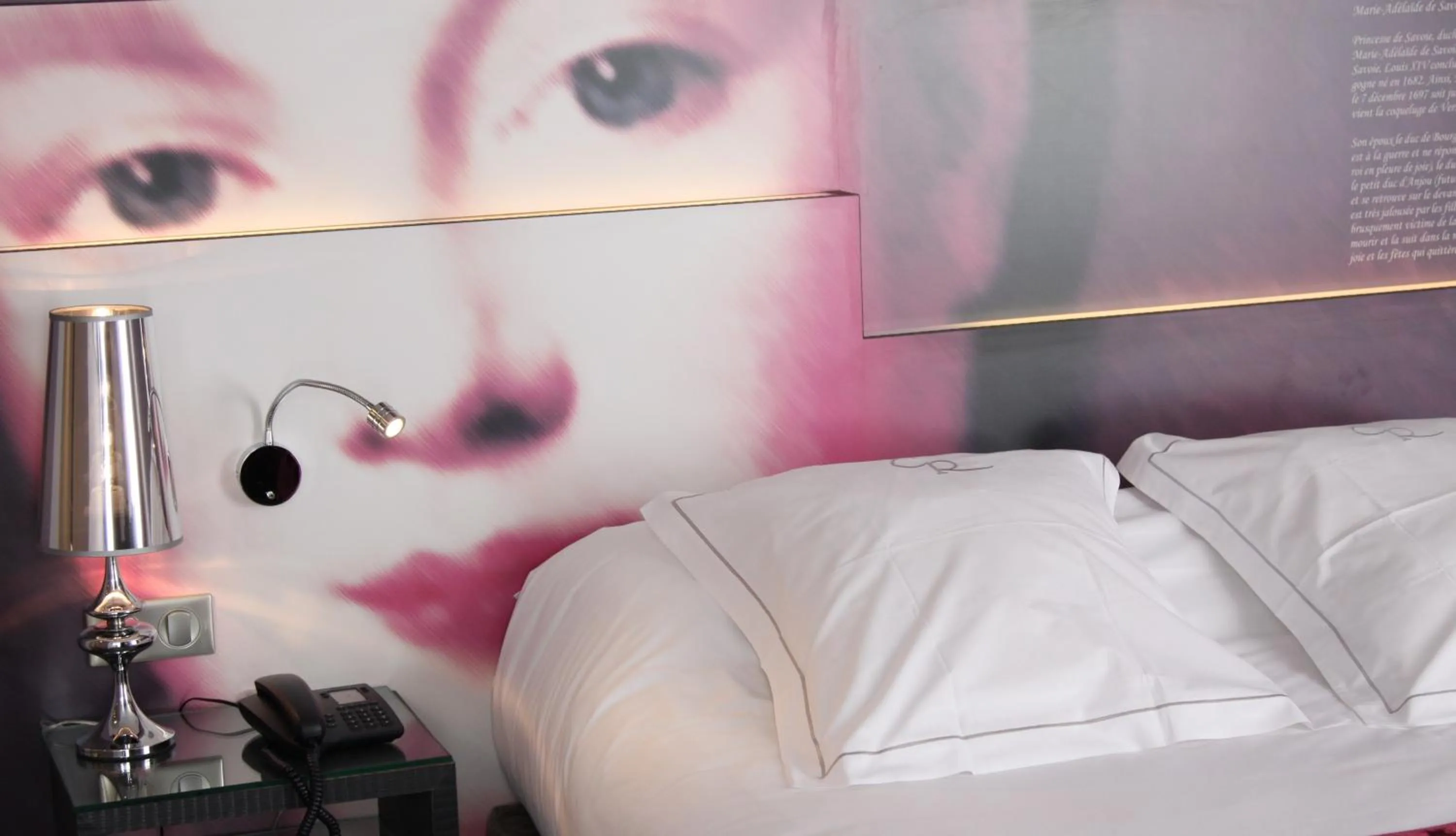 Decorative detail, Bed in Chapeau Rouge par William Frachot - Hôtel Espace Bien-être & Restaurant étoilé