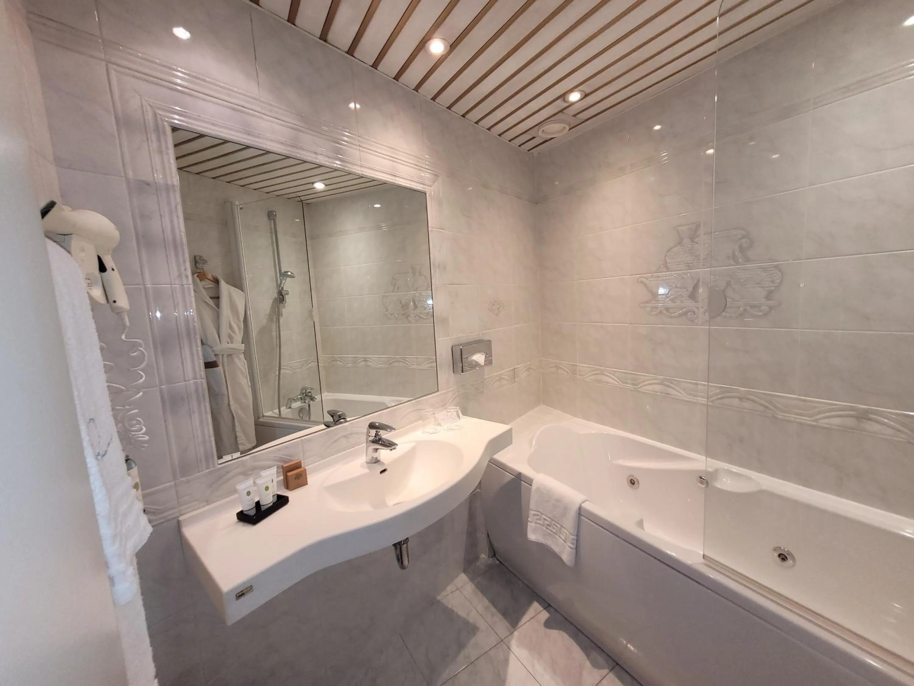 Bathroom in Chapeau Rouge par William Frachot - Hôtel Espace Bien-être & Restaurant étoilé