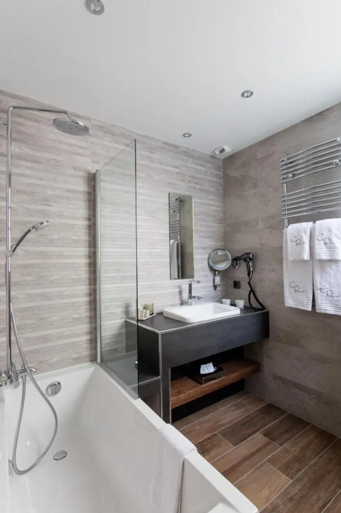 Bathroom in Chapeau Rouge par William Frachot - Hôtel Espace Bien-être & Restaurant étoilé