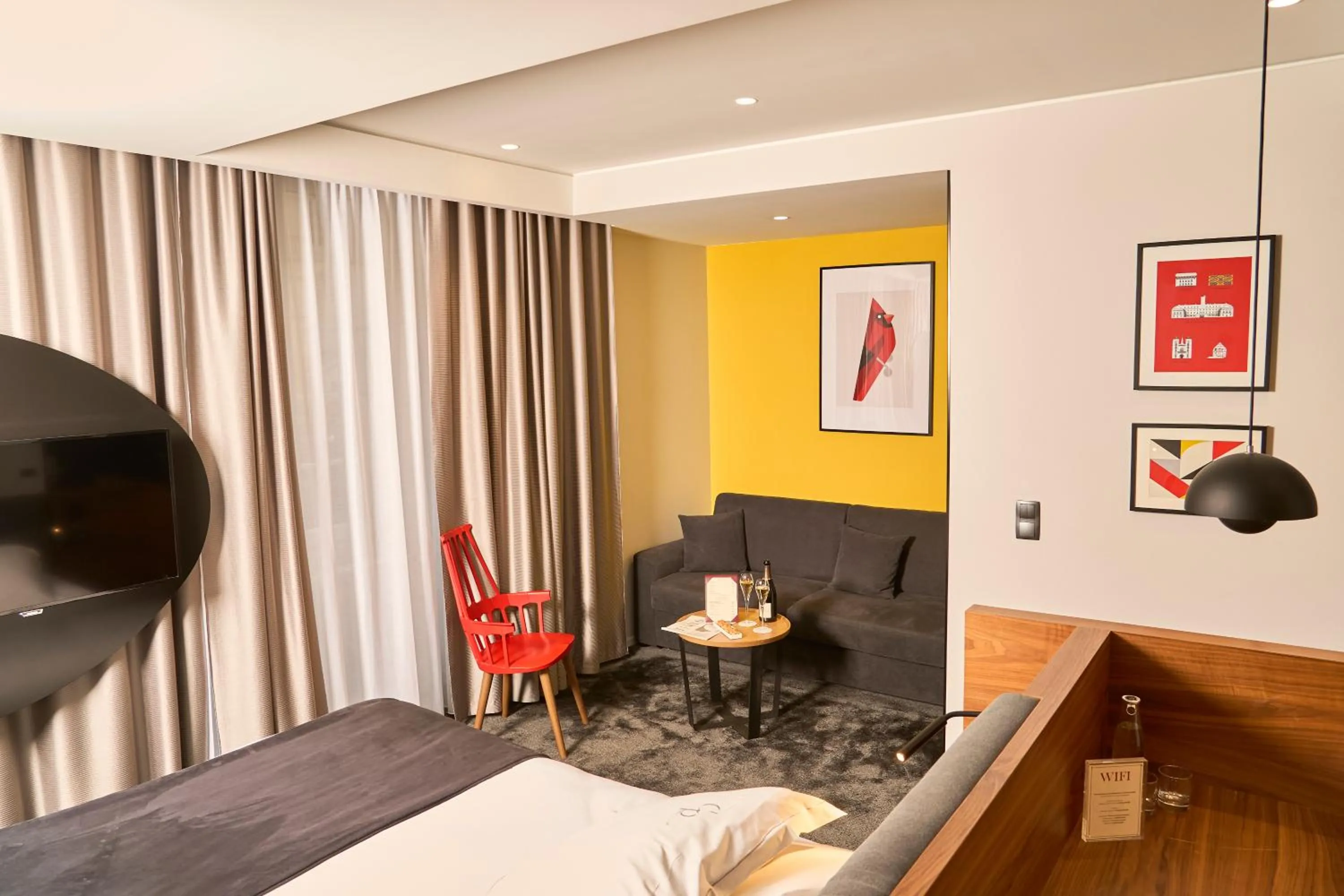 Photo of the whole room, Bed in Chapeau Rouge par William Frachot - Hôtel Espace Bien-être & Restaurant étoilé