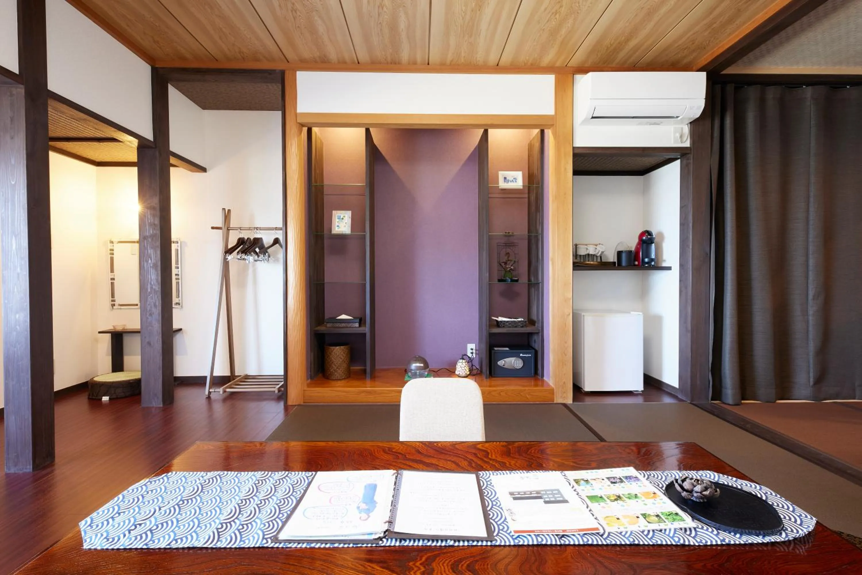 Photo of the whole room in Uminone