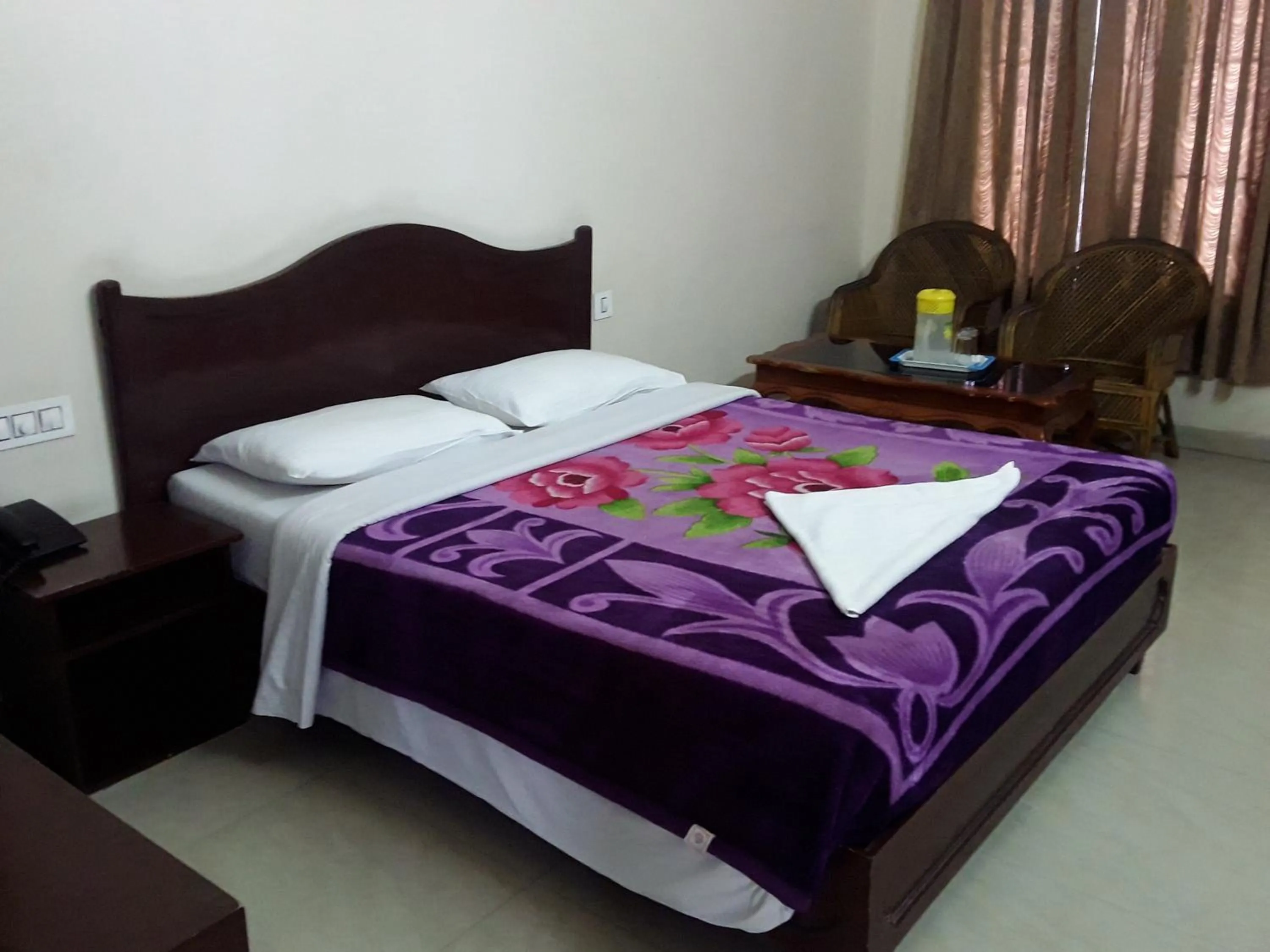 Photo of the whole room, Bed in Jays Inn