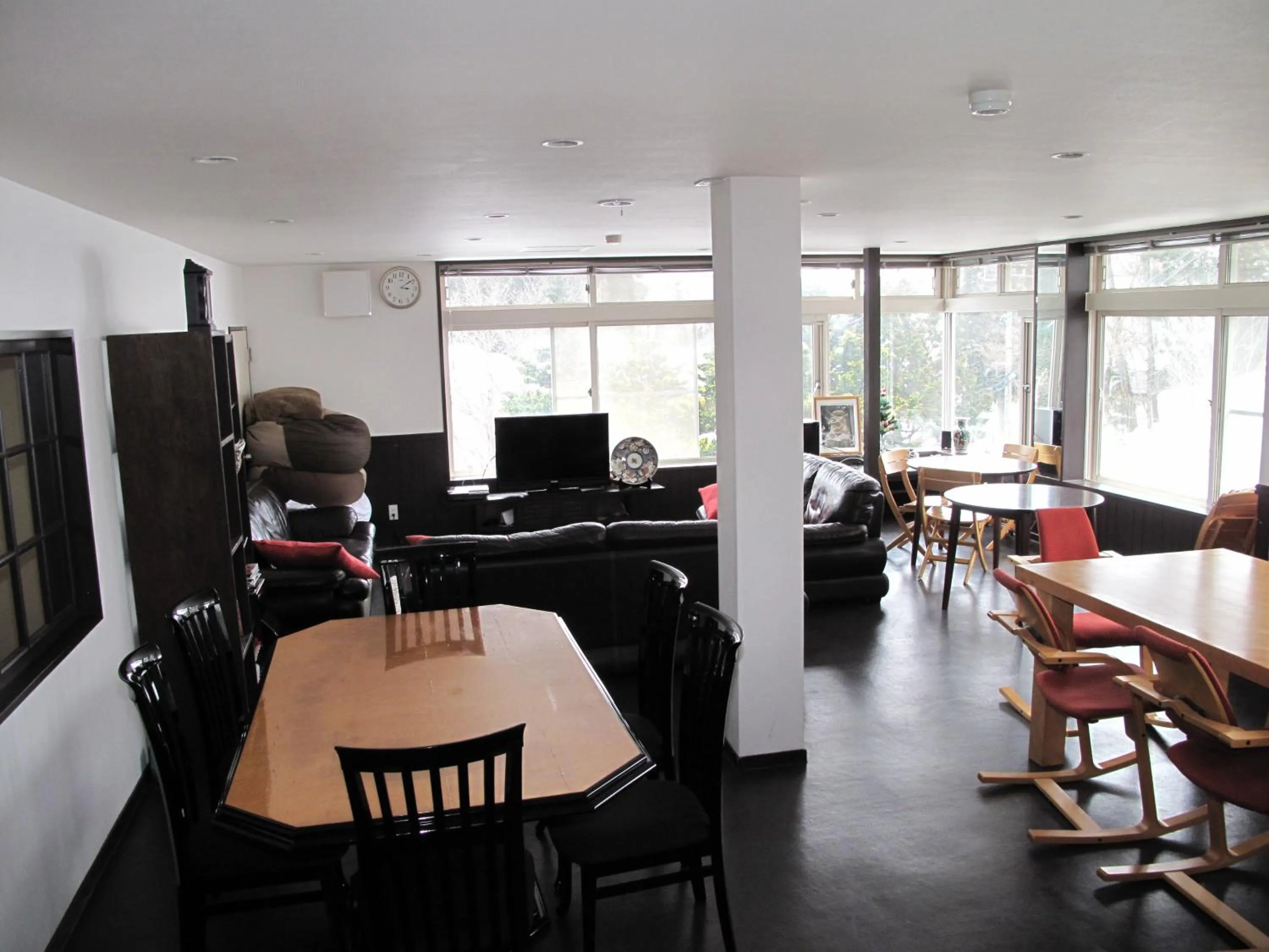 Communal lounge/ TV room in Asuka Lodge