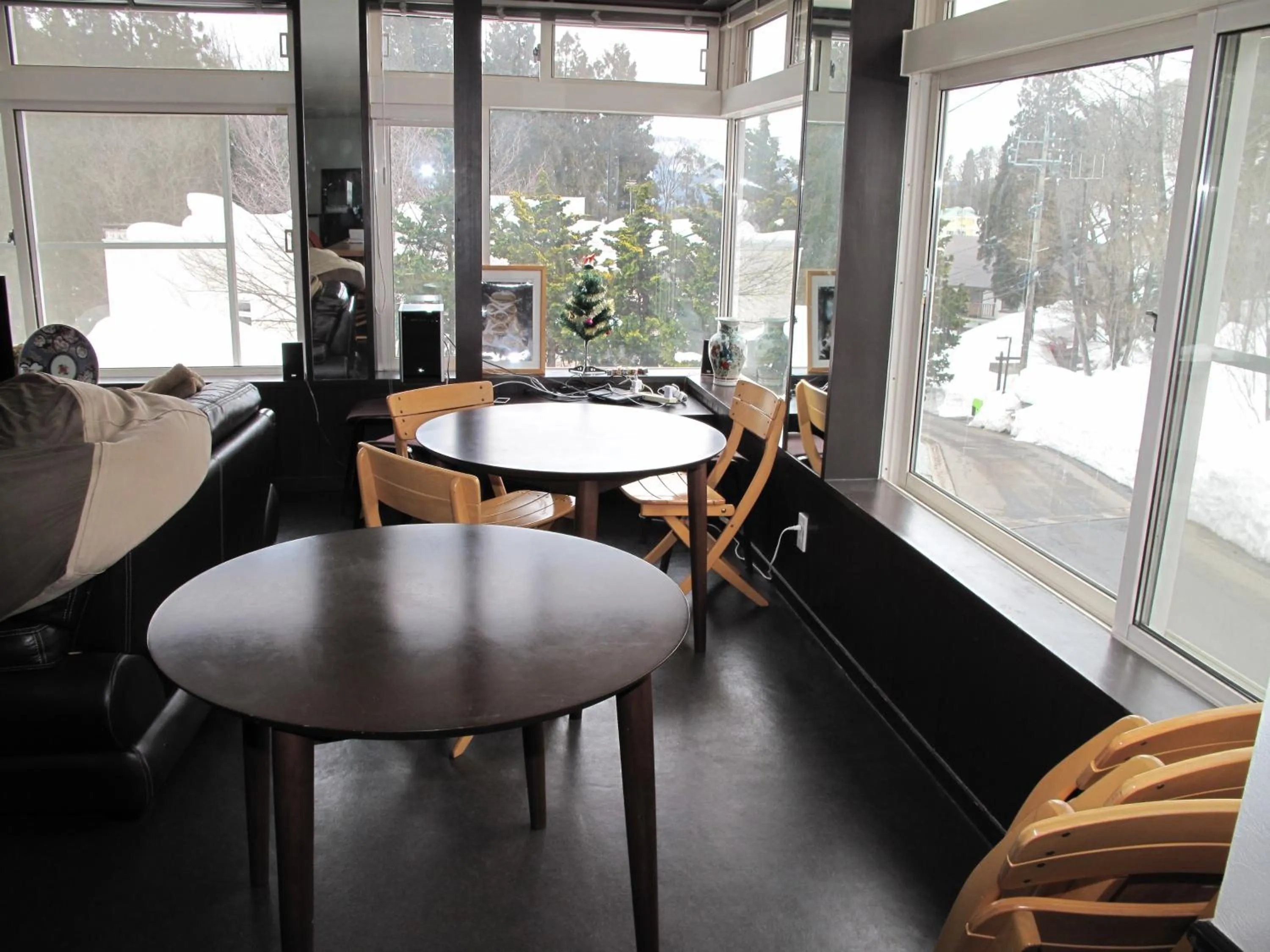 Communal lounge/ TV room in Asuka Lodge