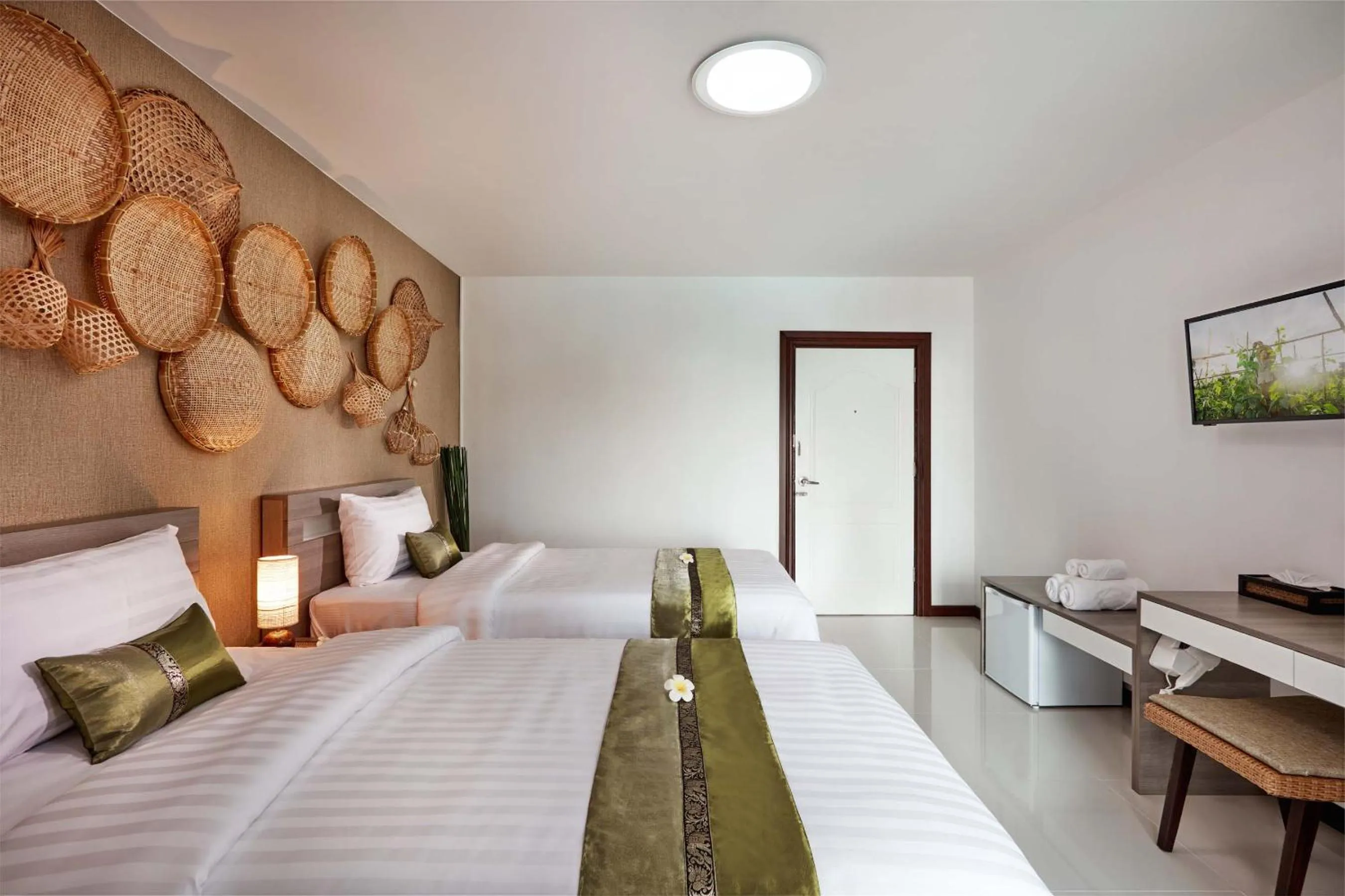 Photo of the whole room, Bed in Baan Thai Boutique