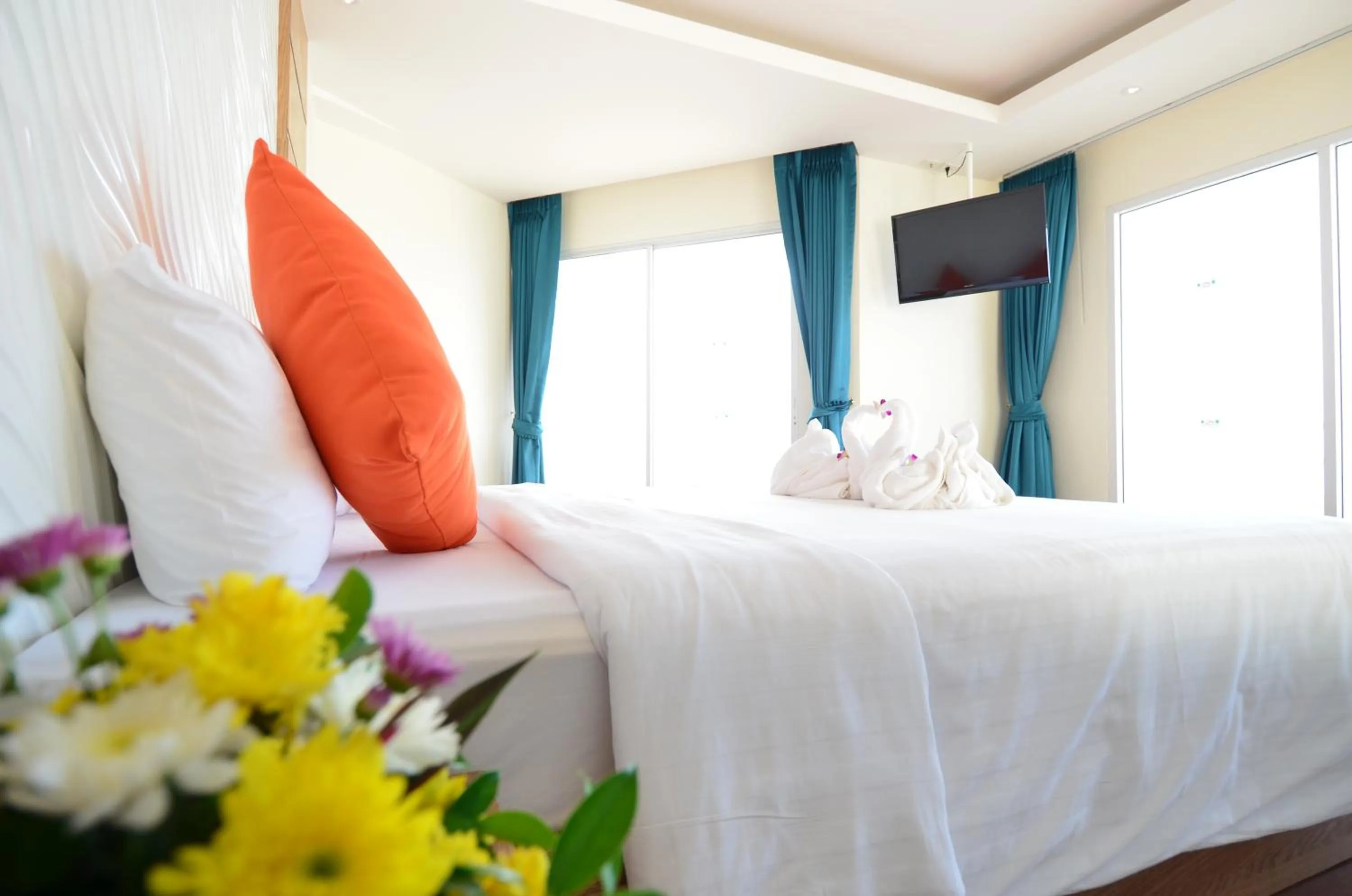 Bedroom, Bed in Welcome Jomtien Beach Hotel