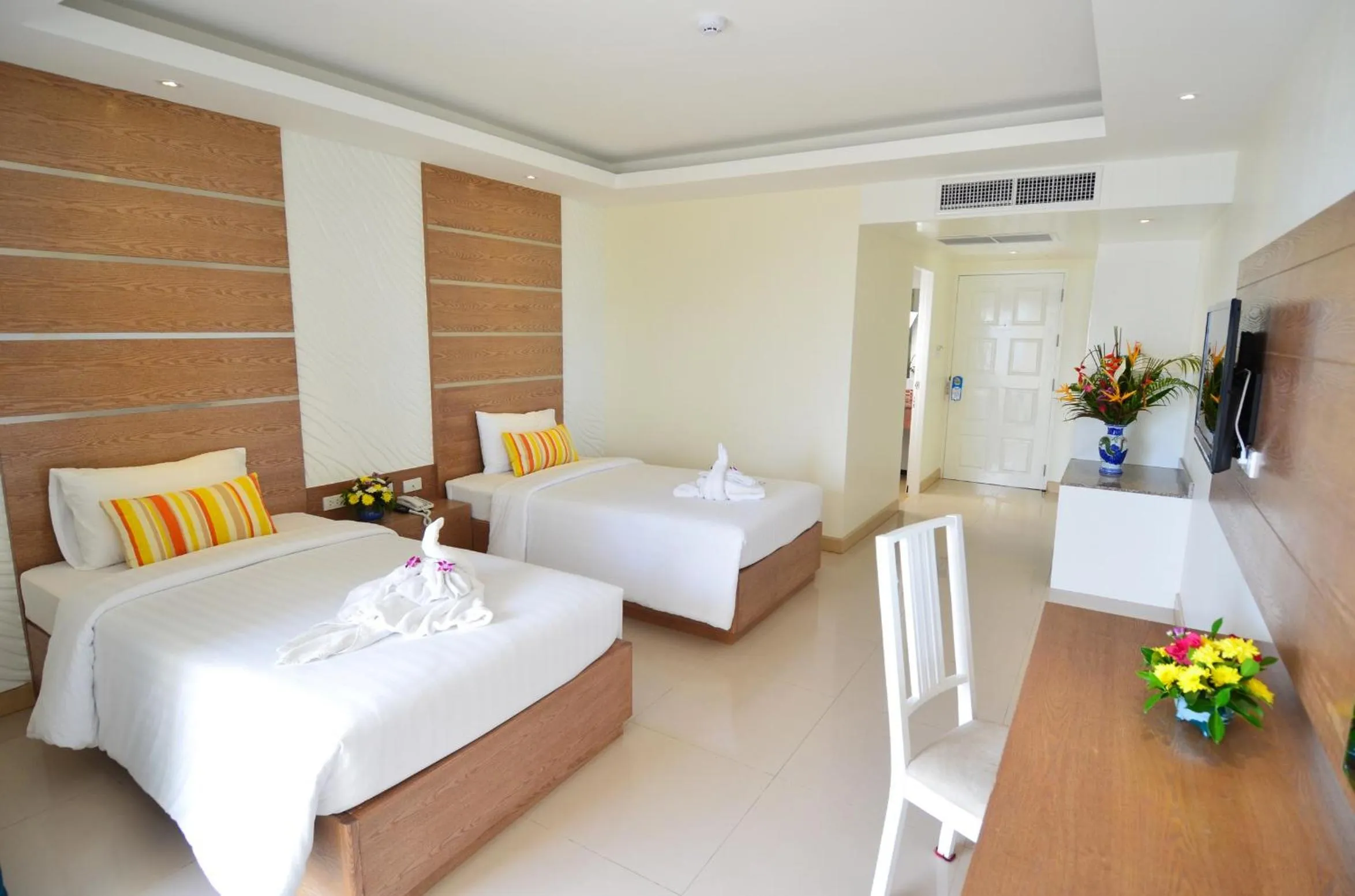 Bedroom, Bed in Welcome Jomtien Beach Hotel
