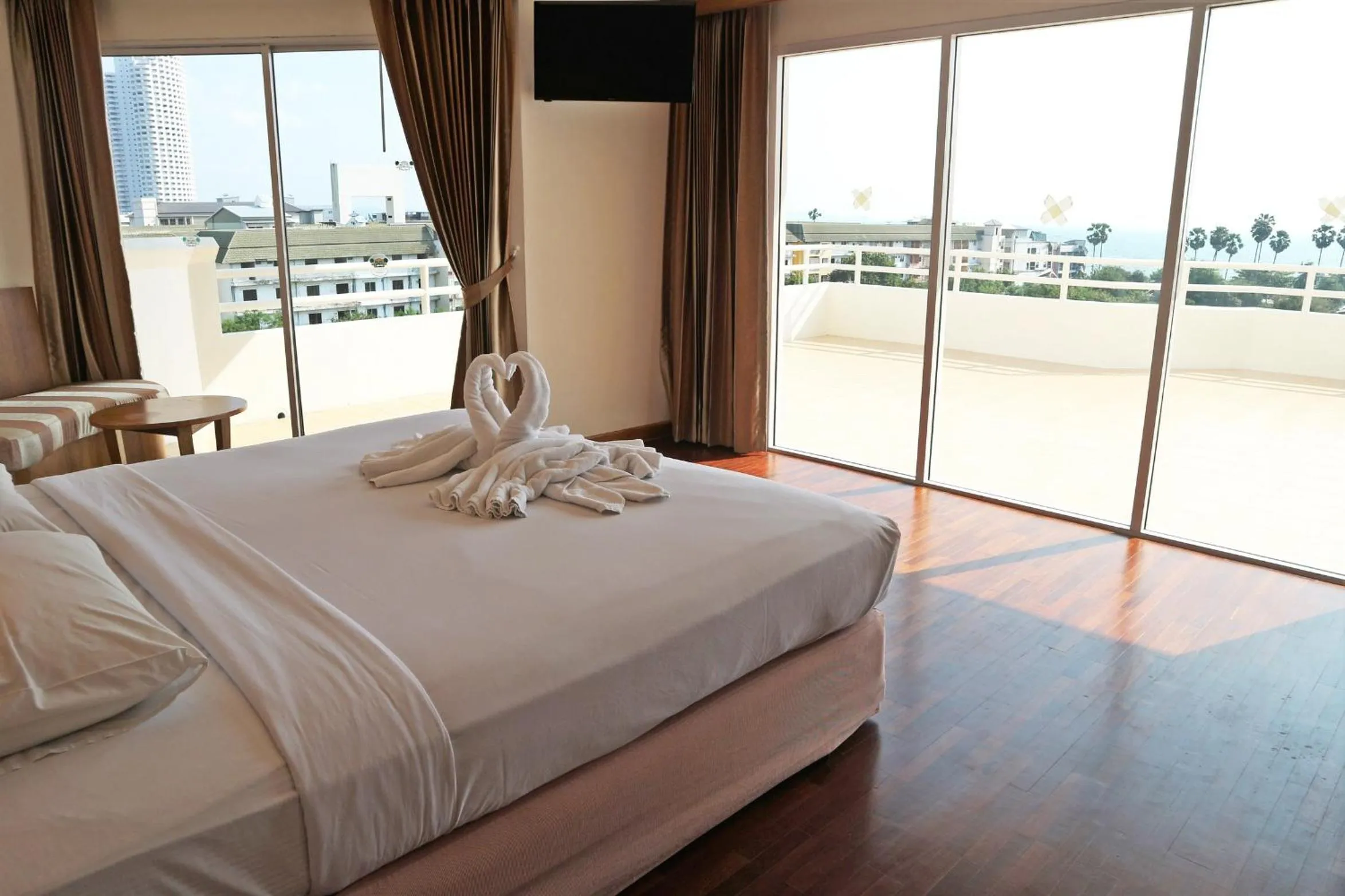 Bedroom, Bed in Welcome Jomtien Beach Hotel