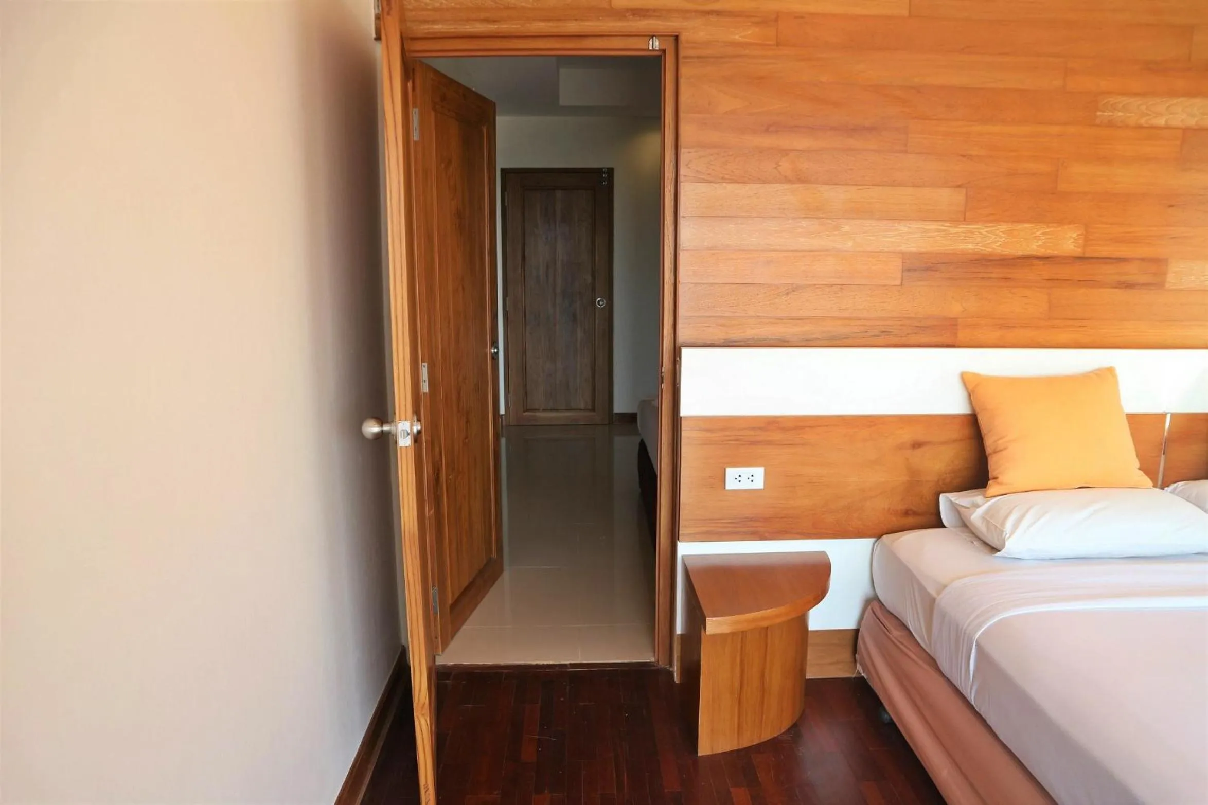 Bedroom, Bed in Welcome Jomtien Beach Hotel