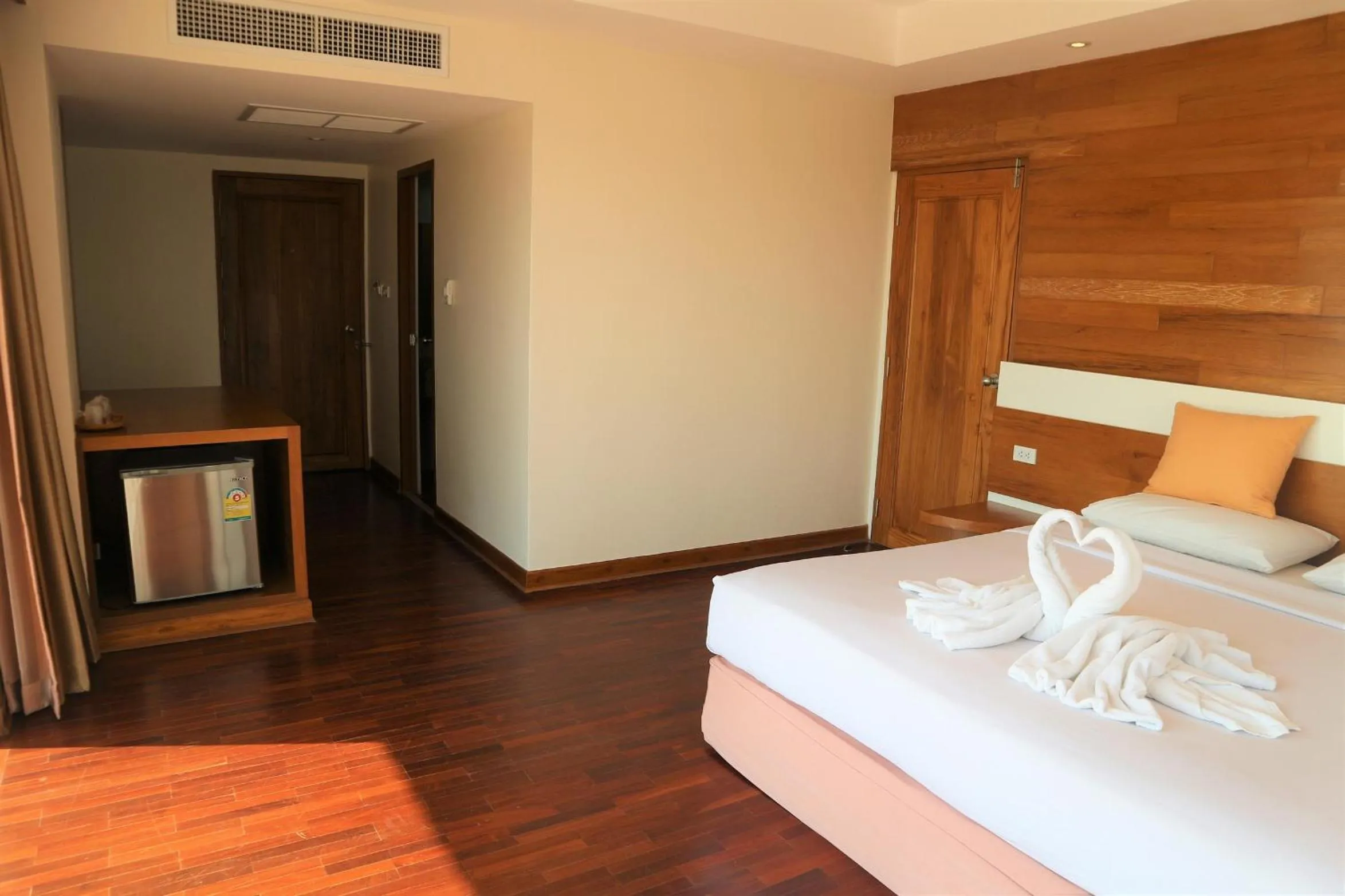 Bedroom, Bed in Welcome Jomtien Beach Hotel