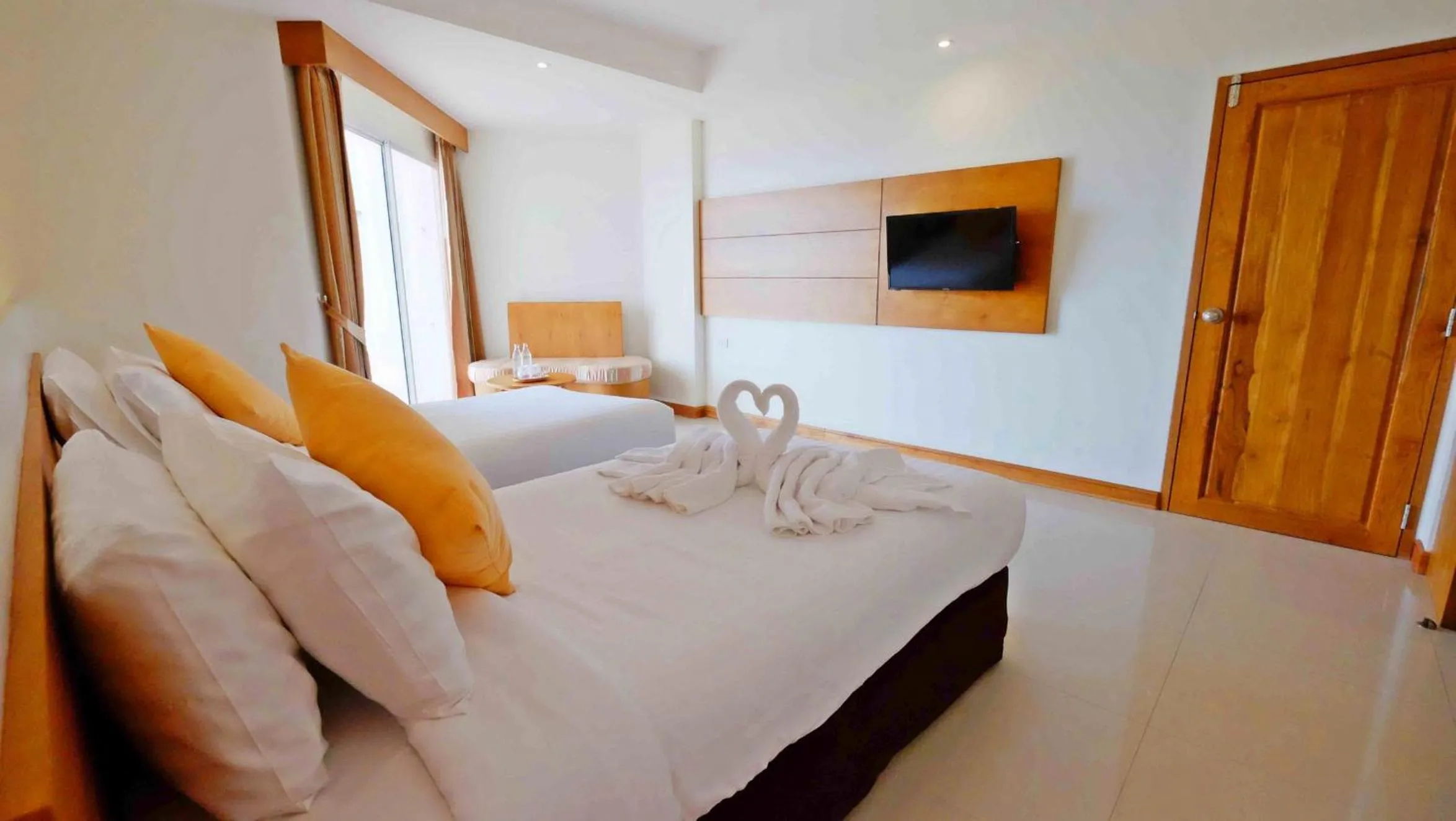 Bedroom, Bed in Welcome Jomtien Beach Hotel