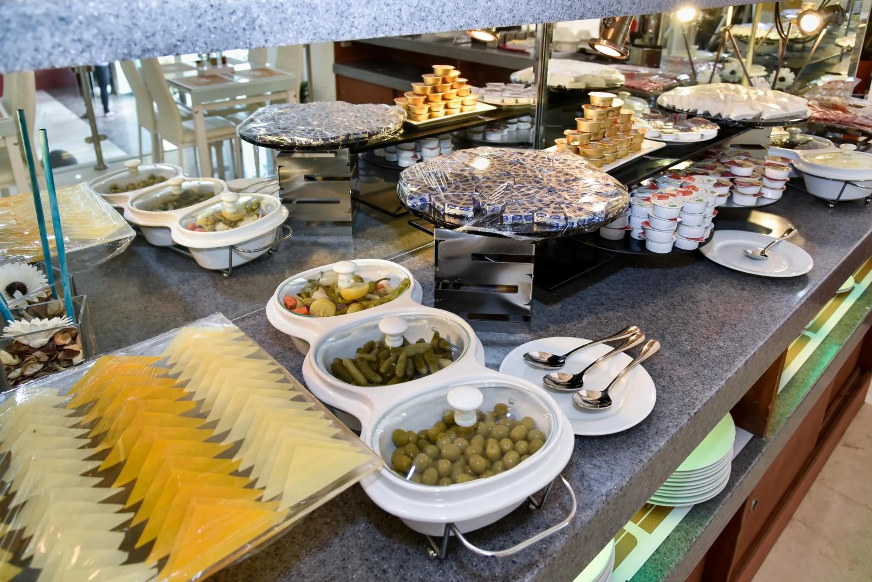 Restaurant/places to eat in Golden Dune Hotel AlFayhaa