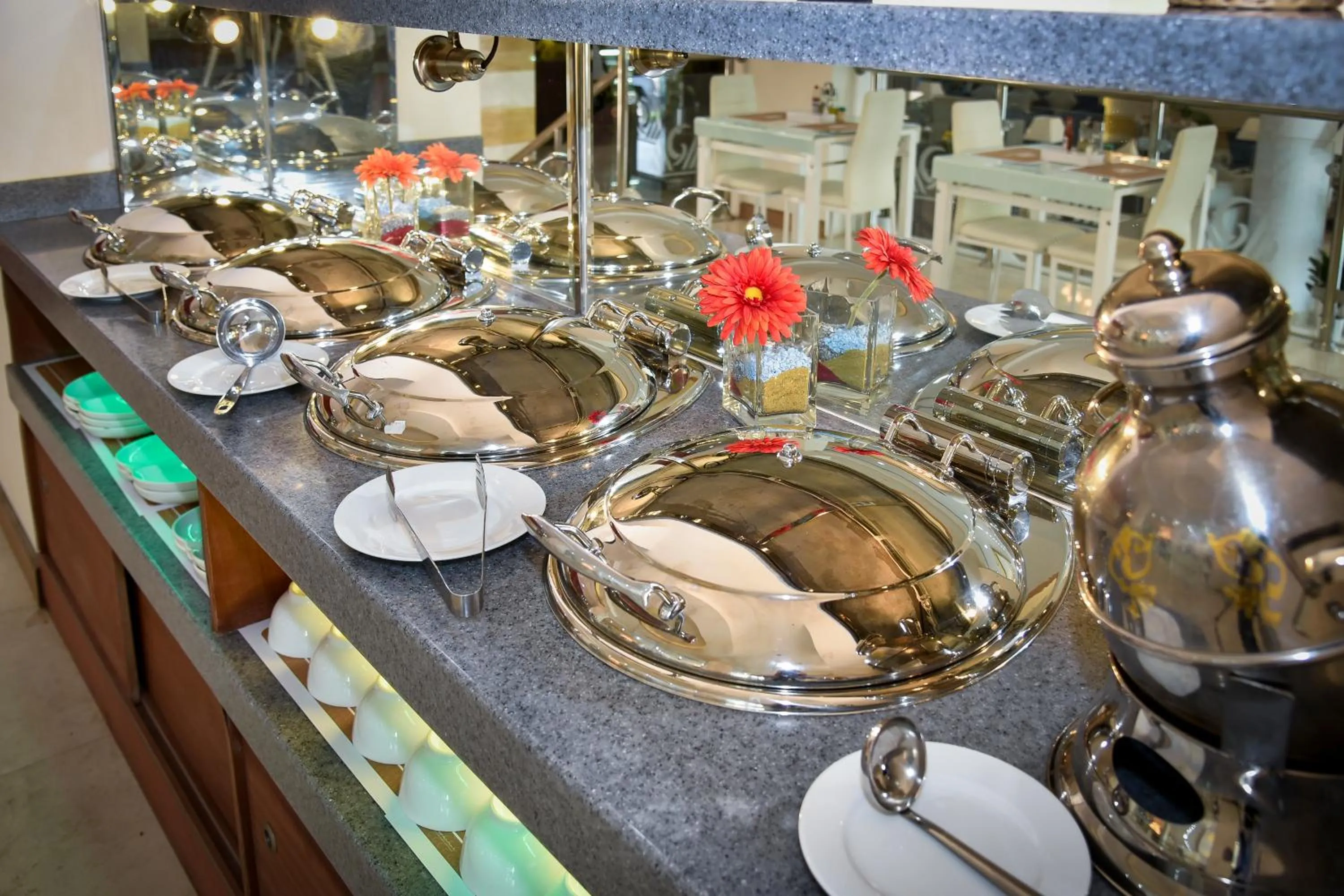 Restaurant/places to eat in Golden Dune Hotel AlFayhaa