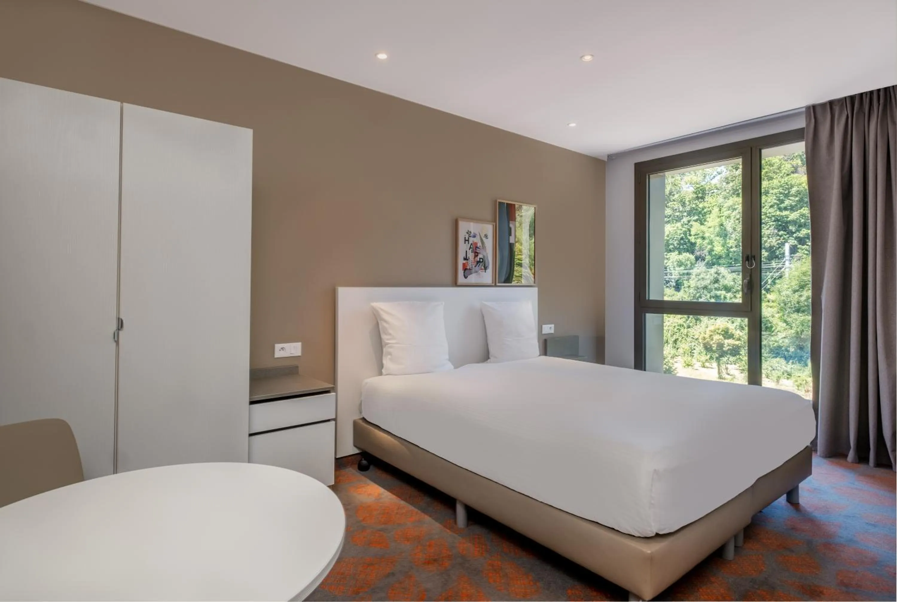 Photo of the whole room, Bed in Spark by Hilton Lyon Park Saone