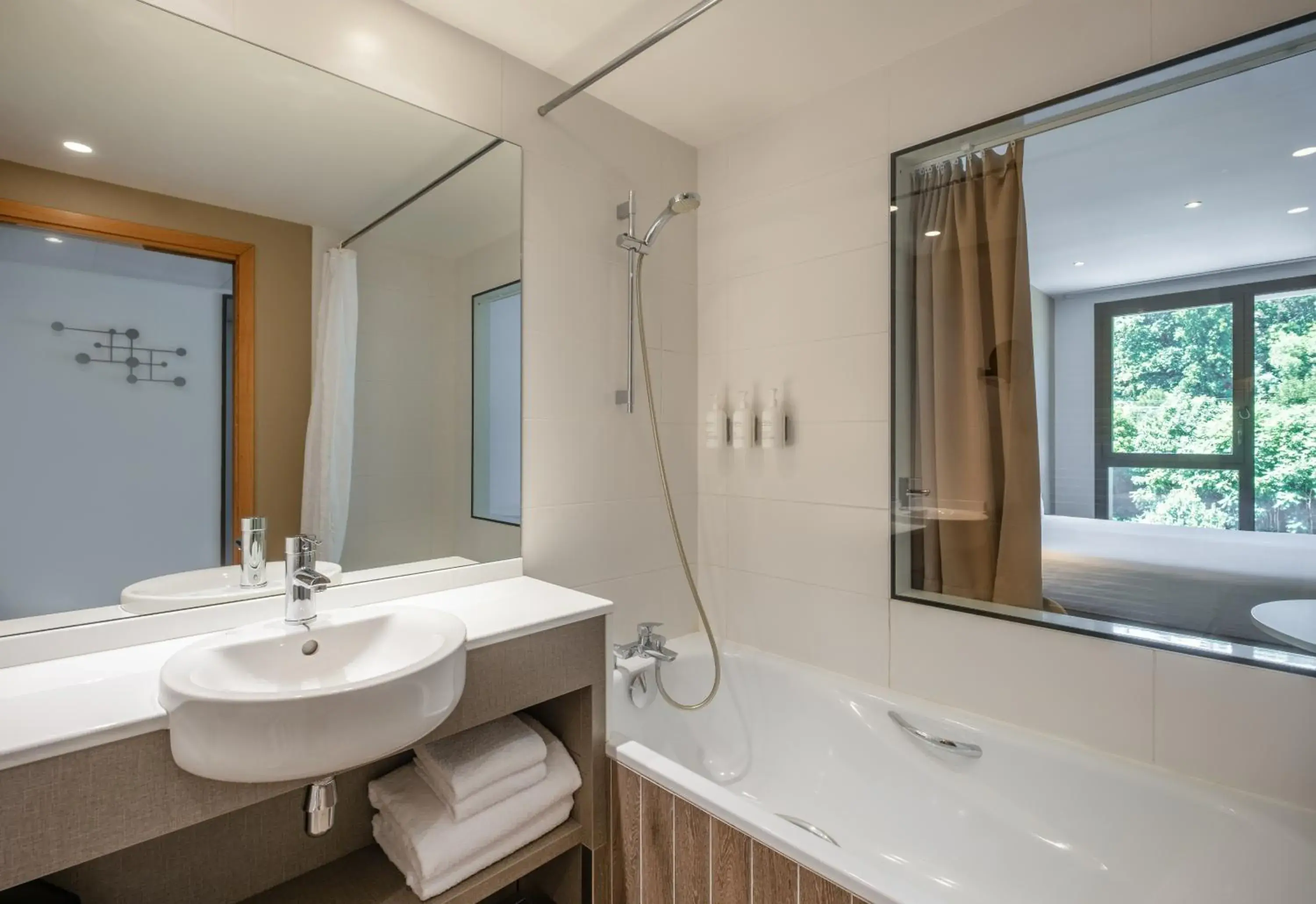 King Room with River View in Spark by Hilton Lyon Park Saone King Room with River View in Spark by Hilton Lyon Park Saone