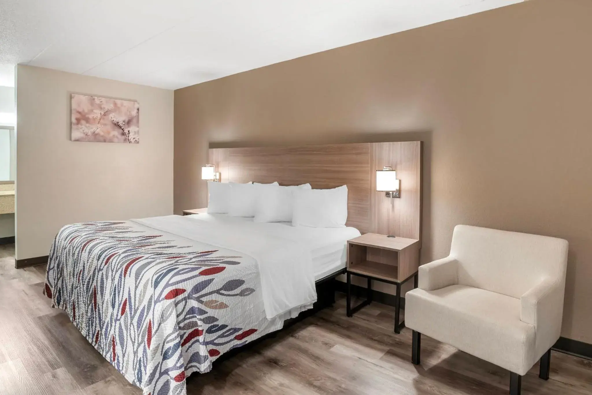 Deluxe King Room Non-Smoking in Red Roof Inn Doswell - Kings Dominion Deluxe King Room Non-Smoking in Red Roof Inn Doswell - Kings Dominion