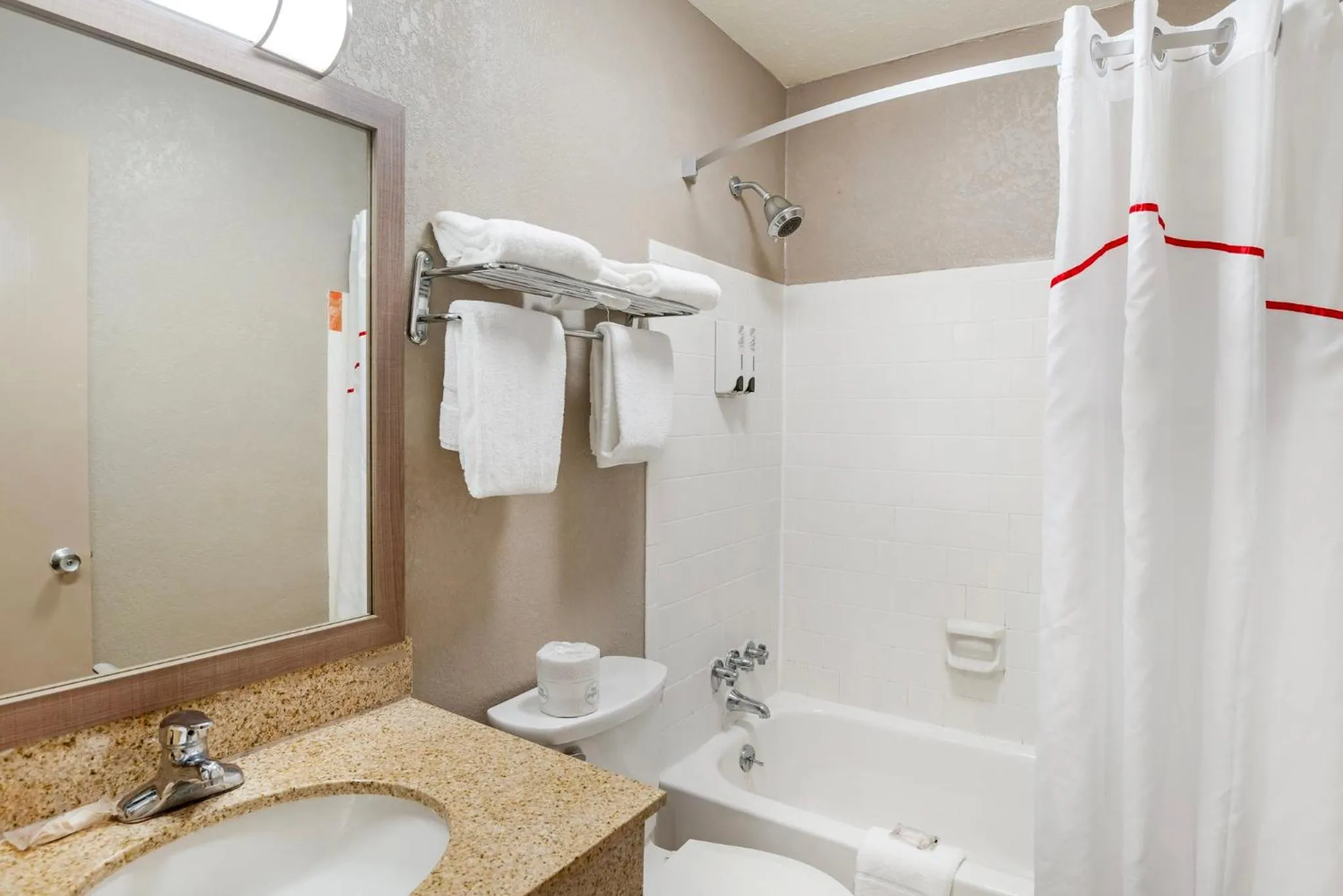 Bathroom in Red Roof Inn Doswell - Kings Dominion