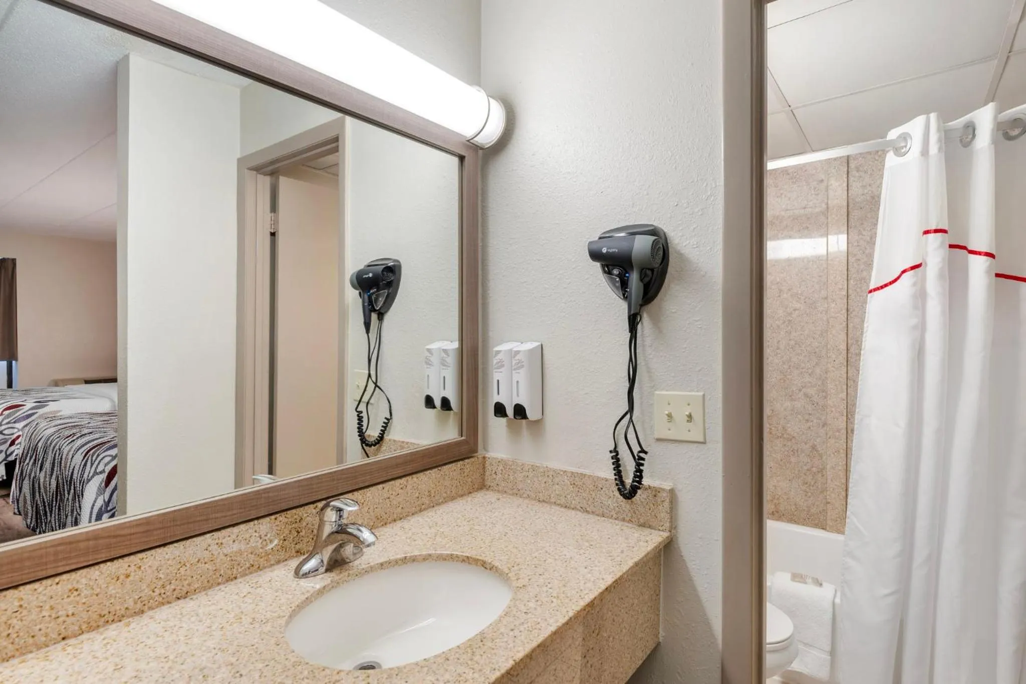 Bathroom, Bed in Red Roof Inn Doswell - Kings Dominion