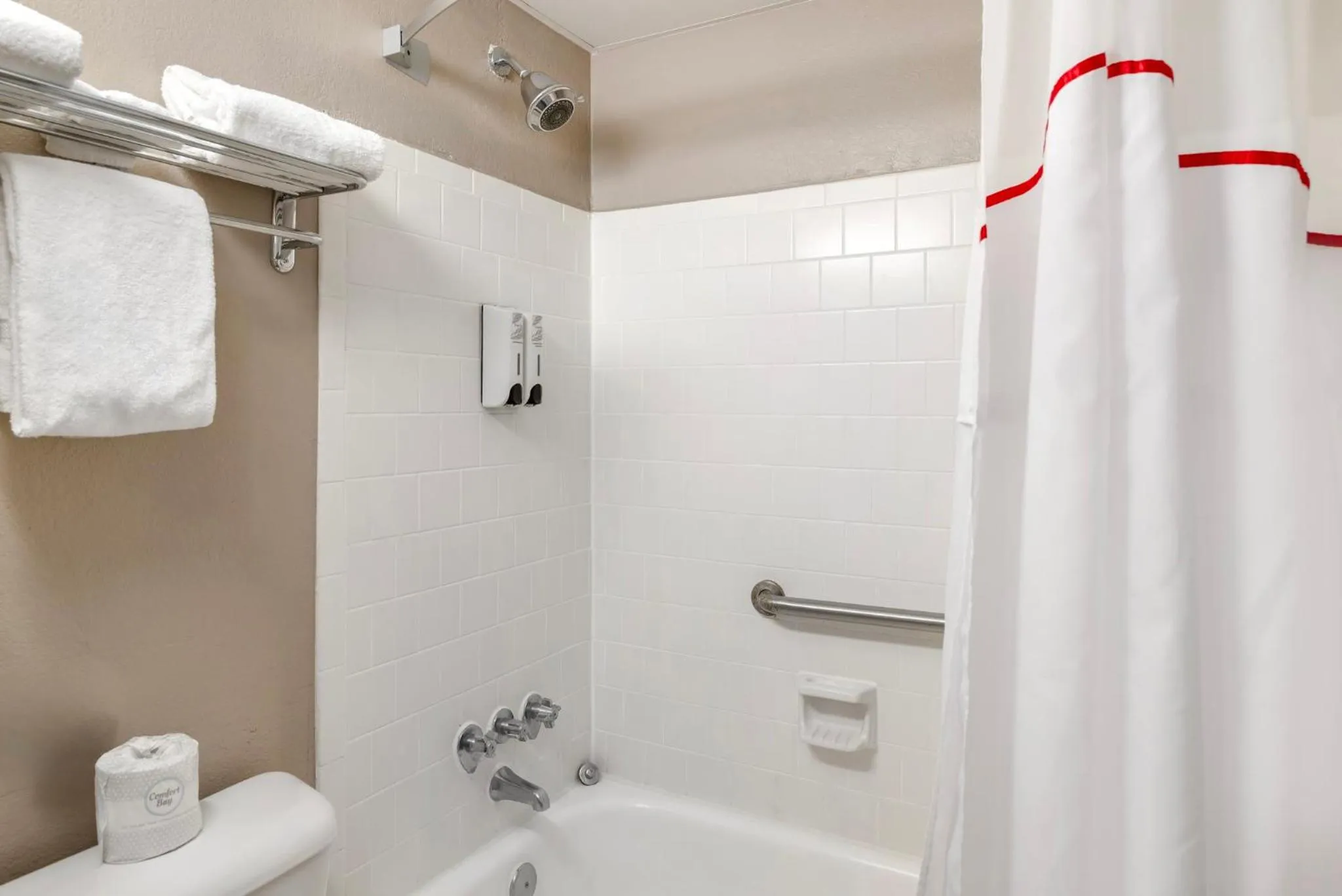 Bathroom in Red Roof Inn Doswell - Kings Dominion