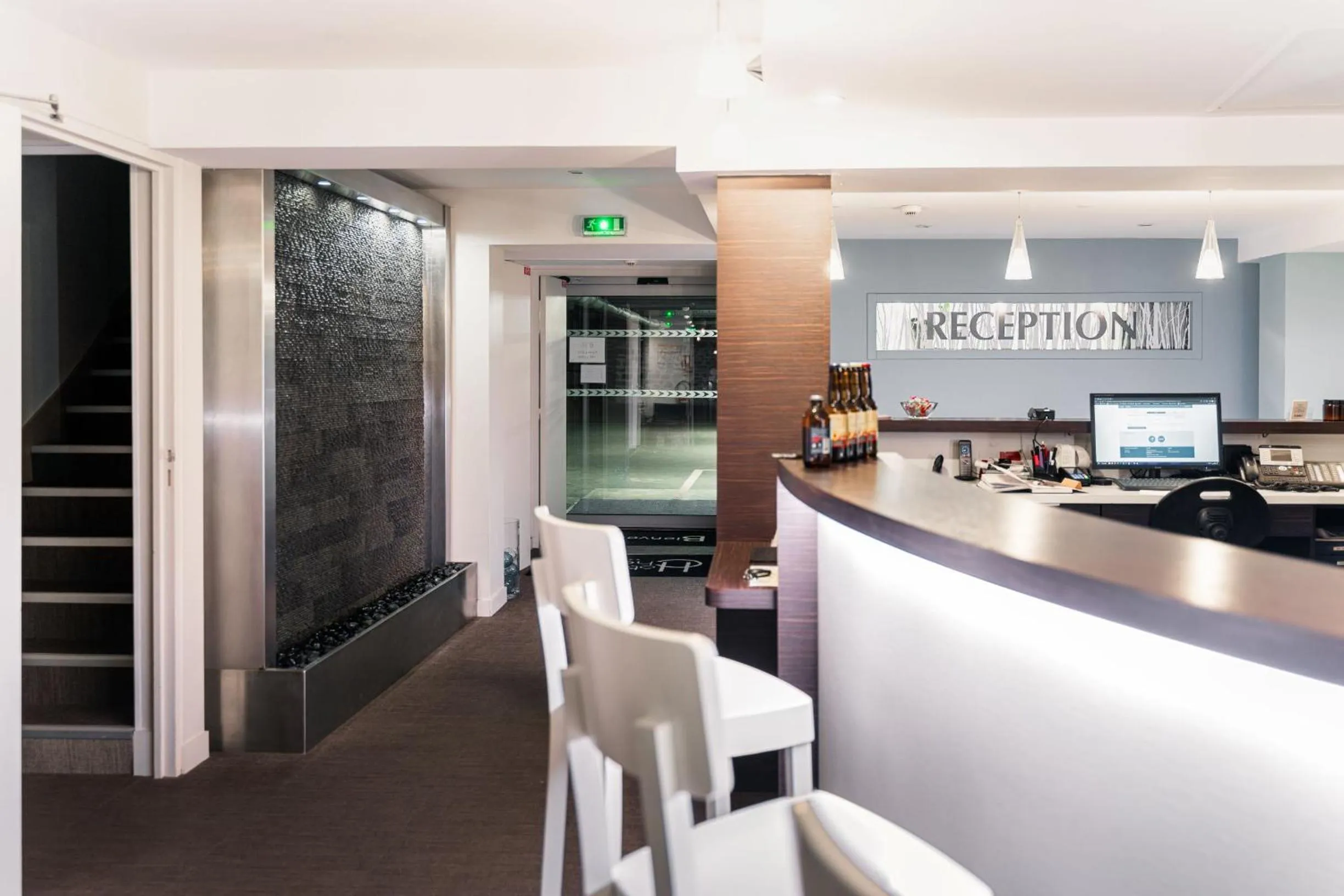 Lobby or reception in Hôtel du Château Dinan - Originals Boutique