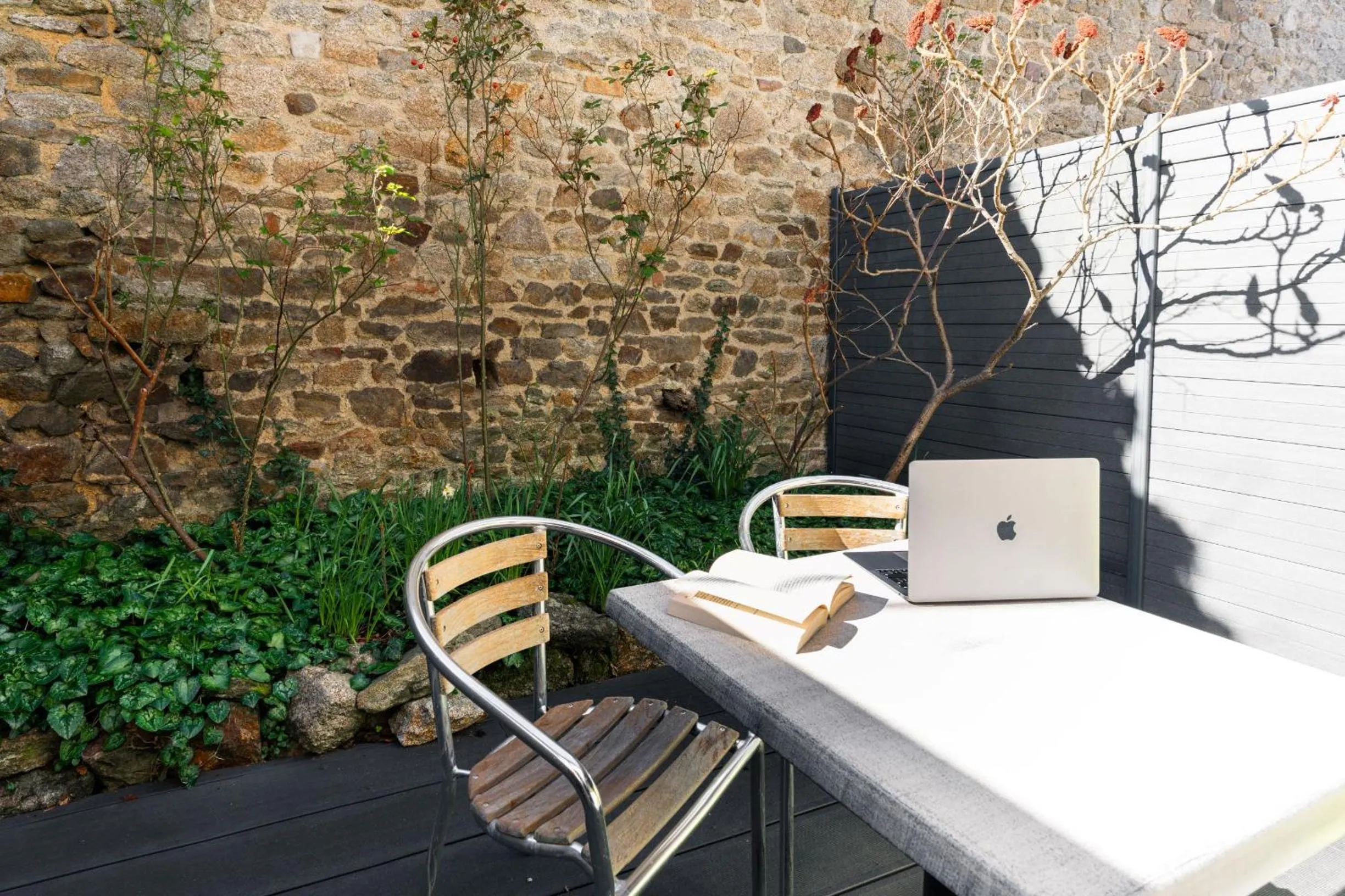 Patio in Hôtel du Château Dinan - Originals Boutique