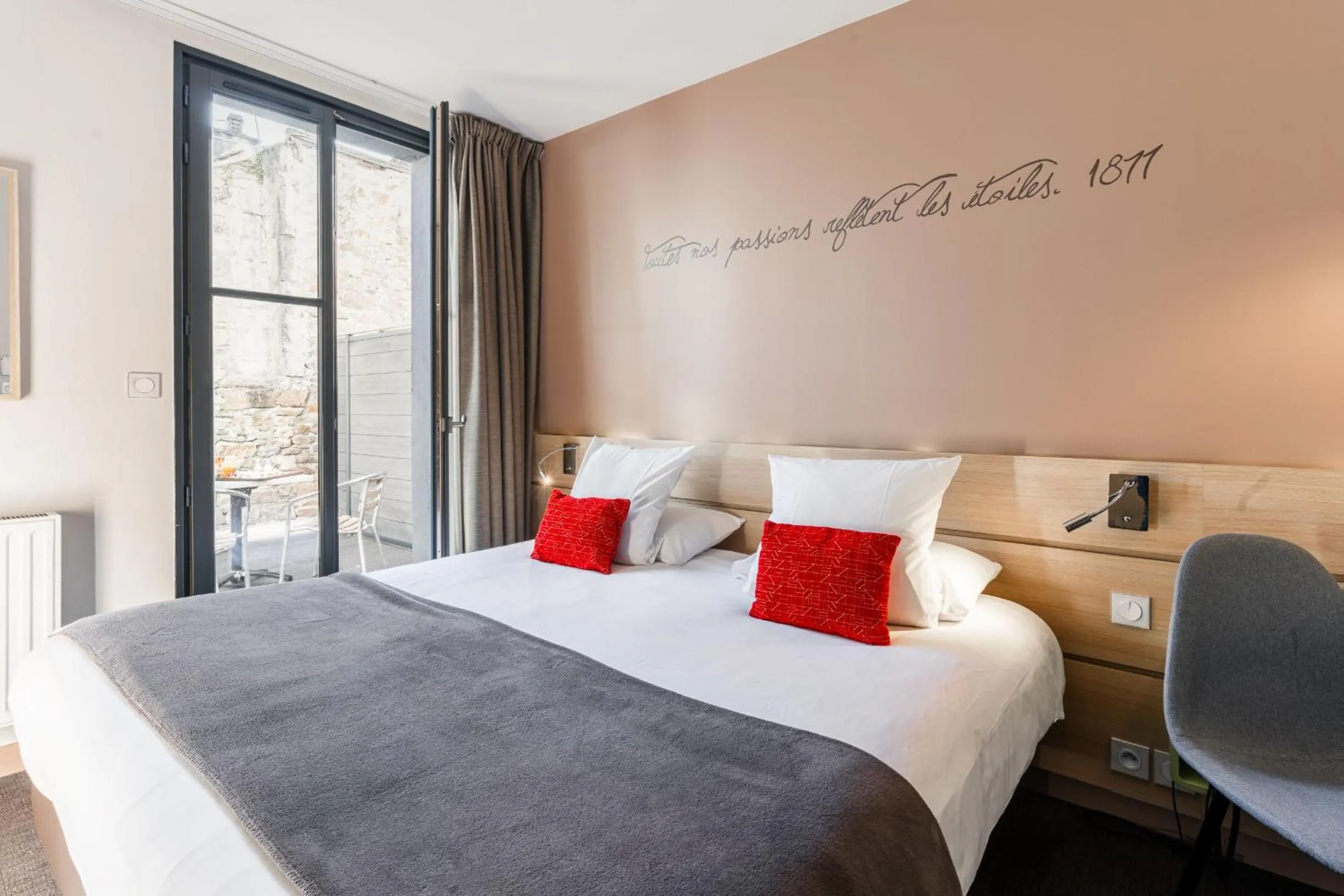 Bed in Hôtel du Château Dinan - Originals Boutique