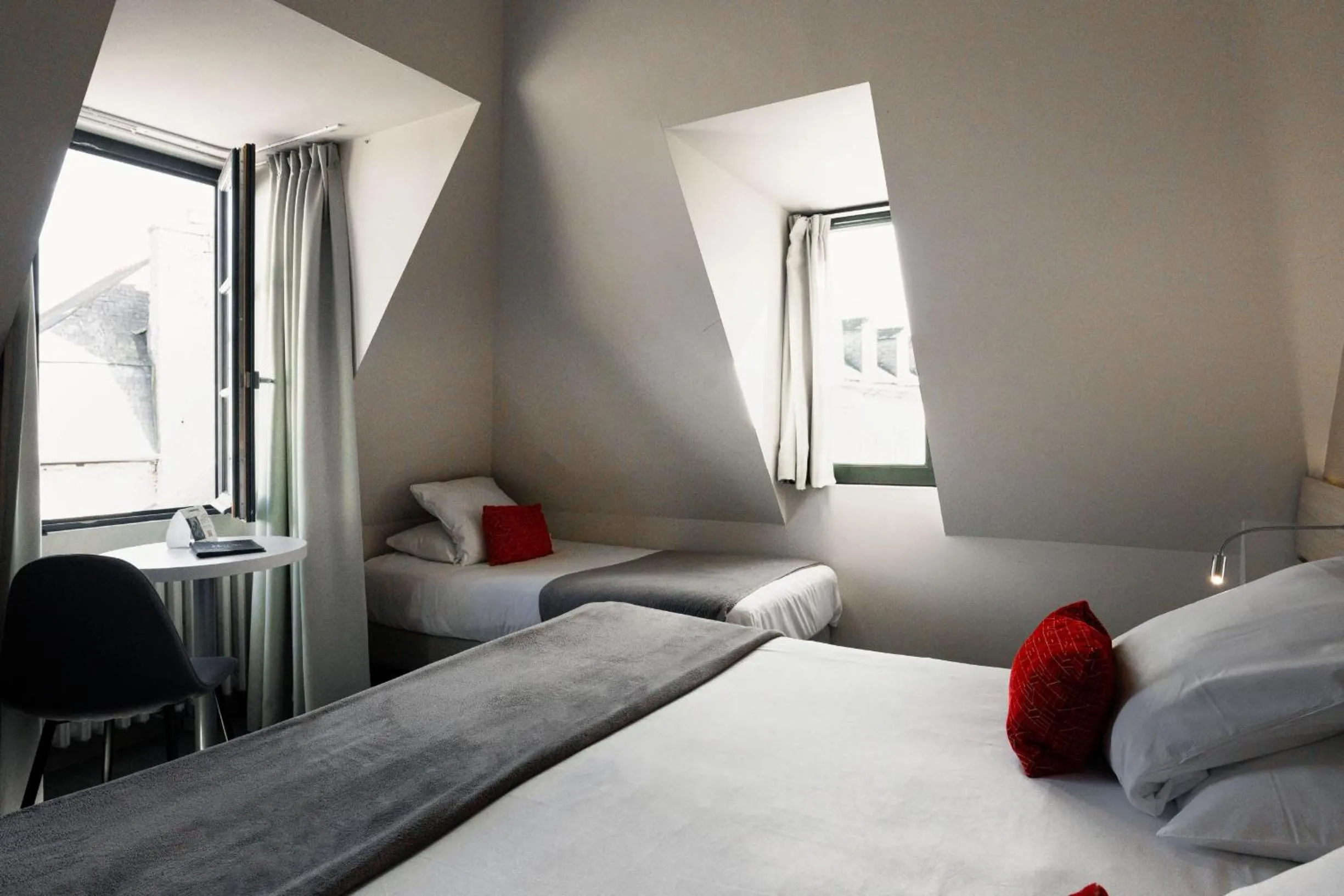 Bed in Hôtel du Château Dinan - Originals Boutique