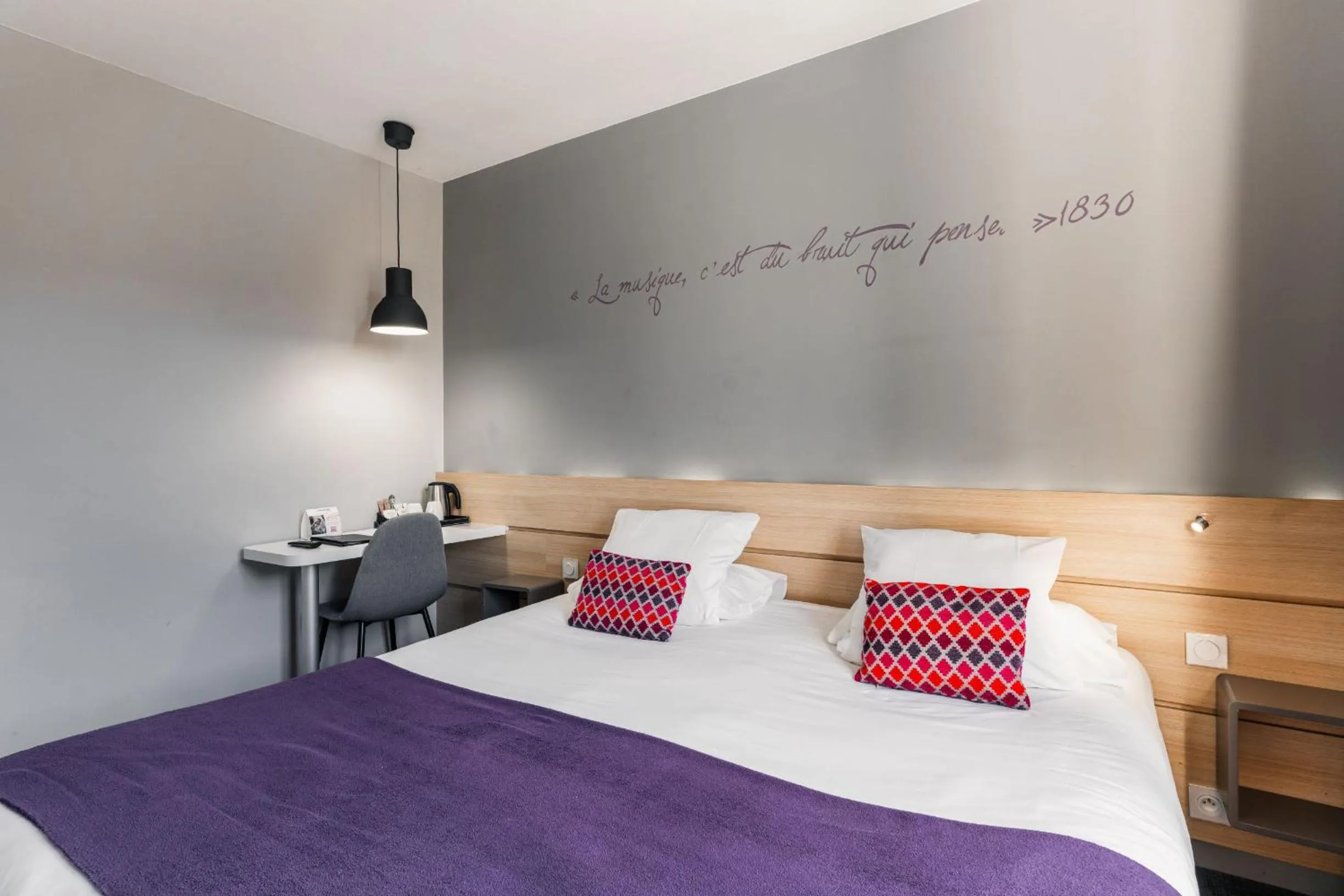 Bed in Hôtel du Château Dinan - Originals Boutique