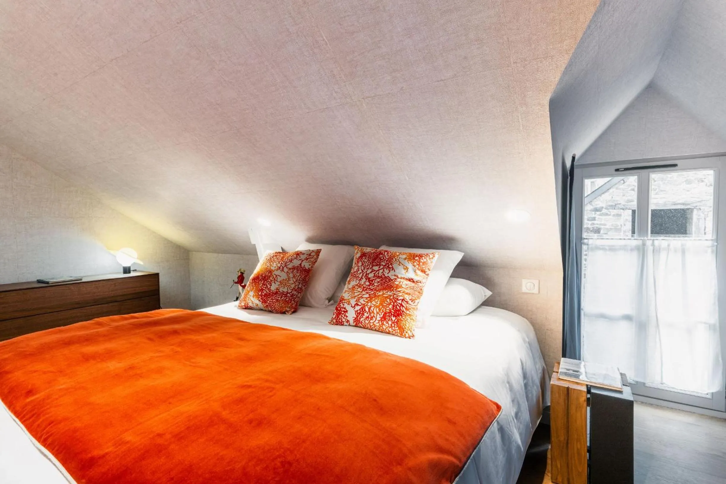 Bed in Hôtel du Château Dinan - Originals Boutique