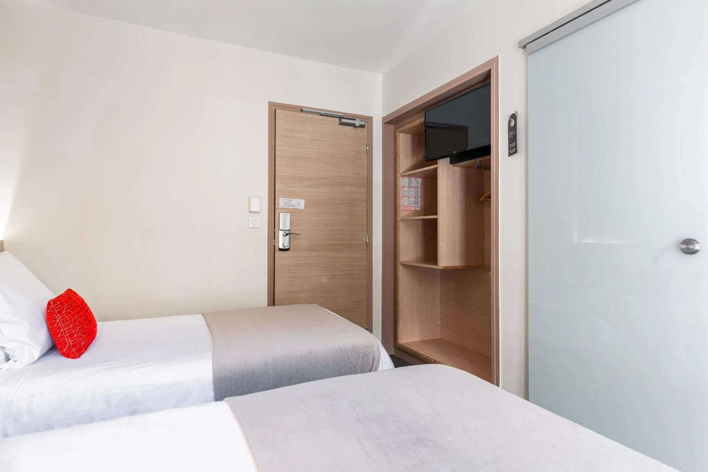 Bed in Hôtel du Château Dinan - Originals Boutique