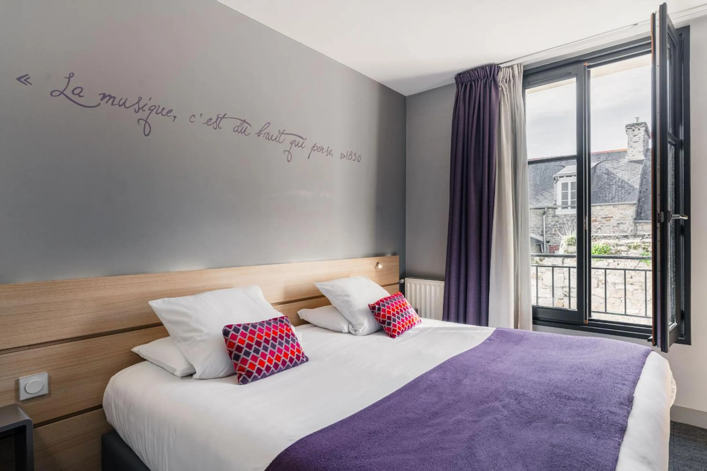 Bed in Hôtel du Château Dinan - Originals Boutique