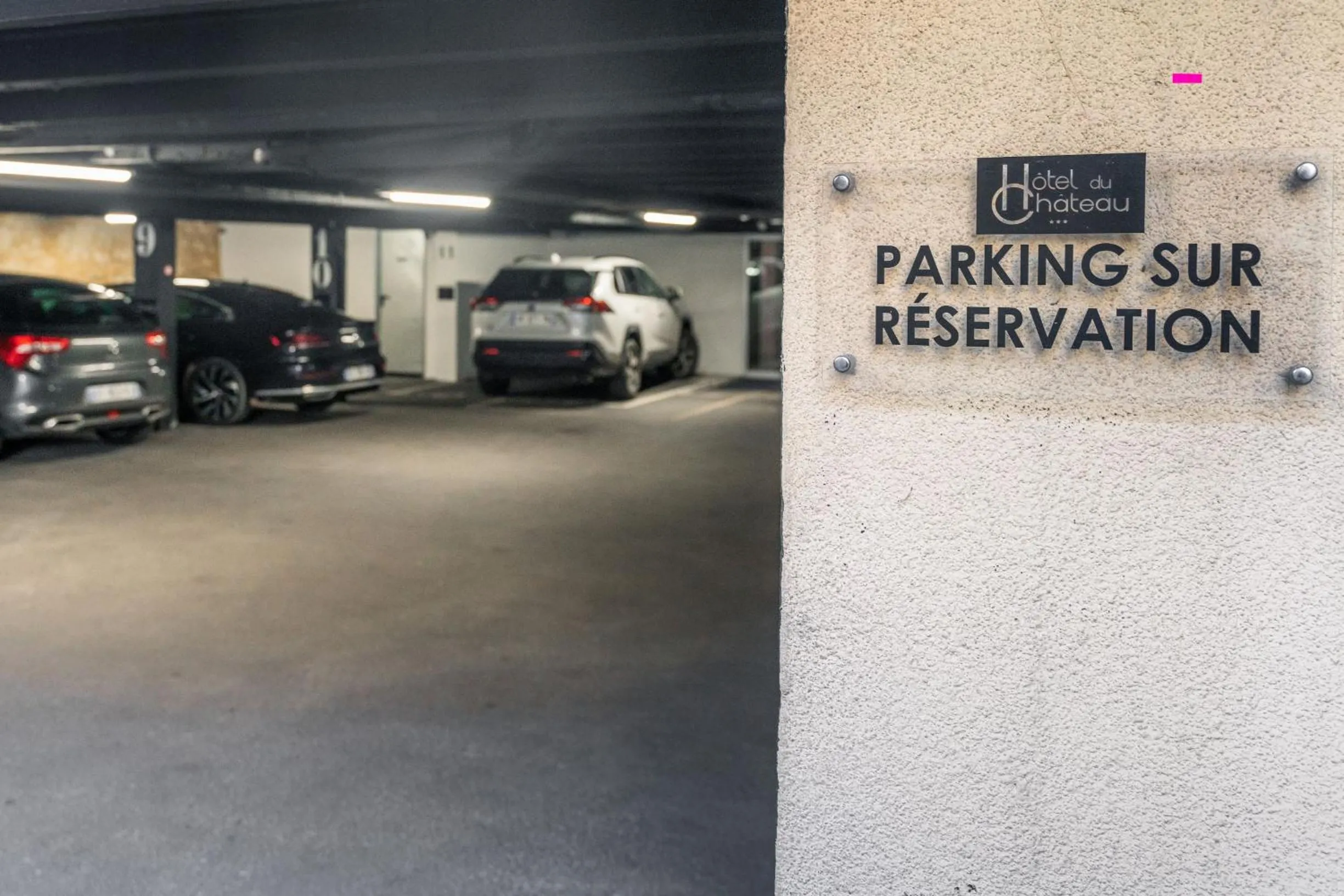 Parking in Hôtel du Château Dinan - Originals Boutique