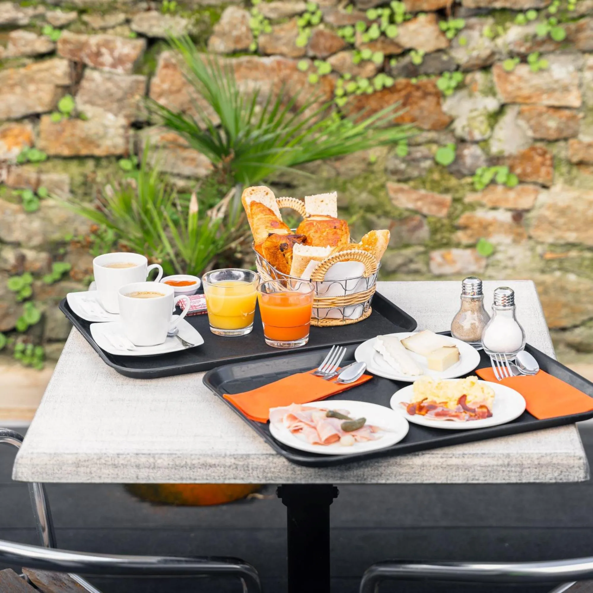 Patio in Hôtel du Château Dinan - Originals Boutique