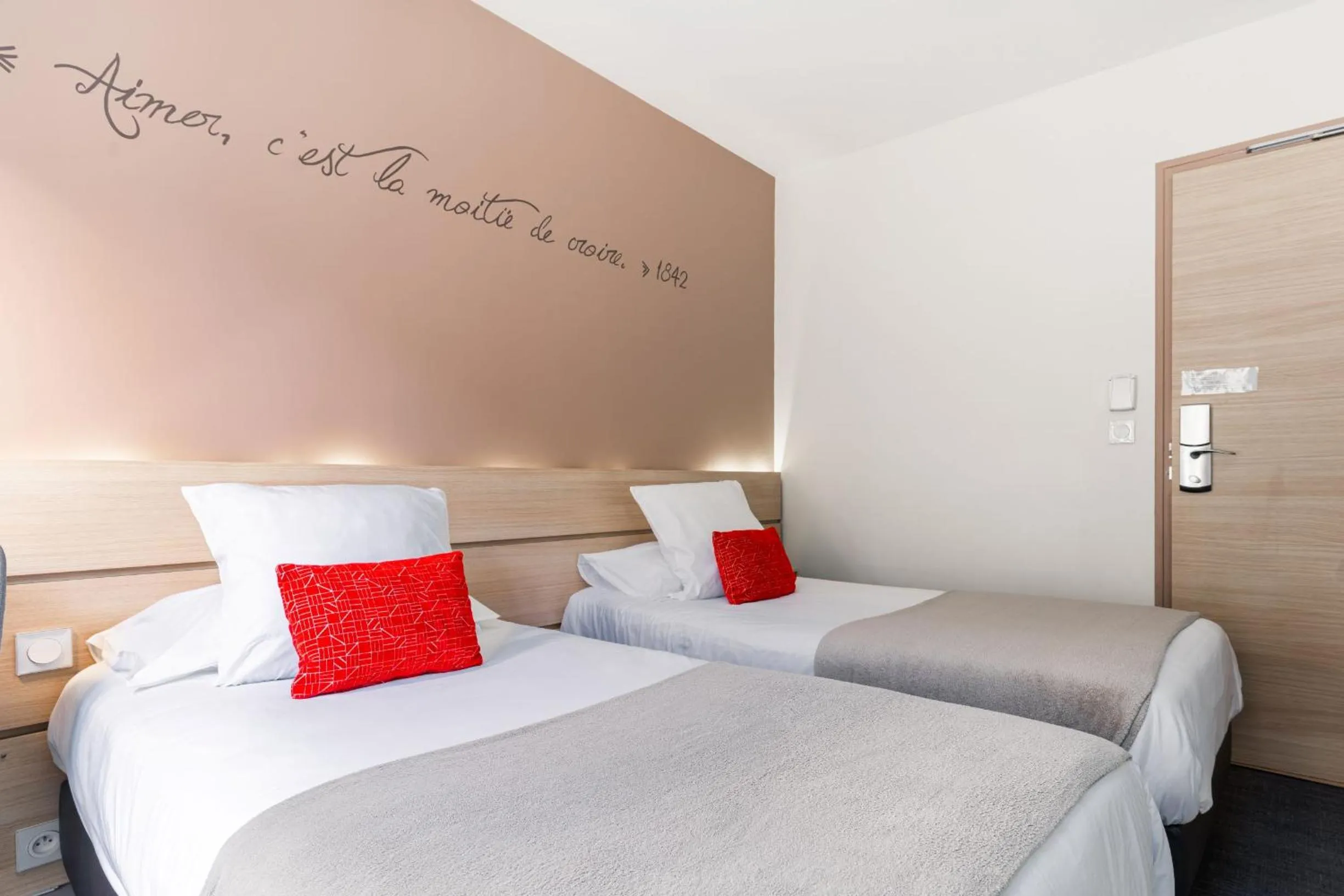 Bed in Hôtel du Château Dinan - Originals Boutique