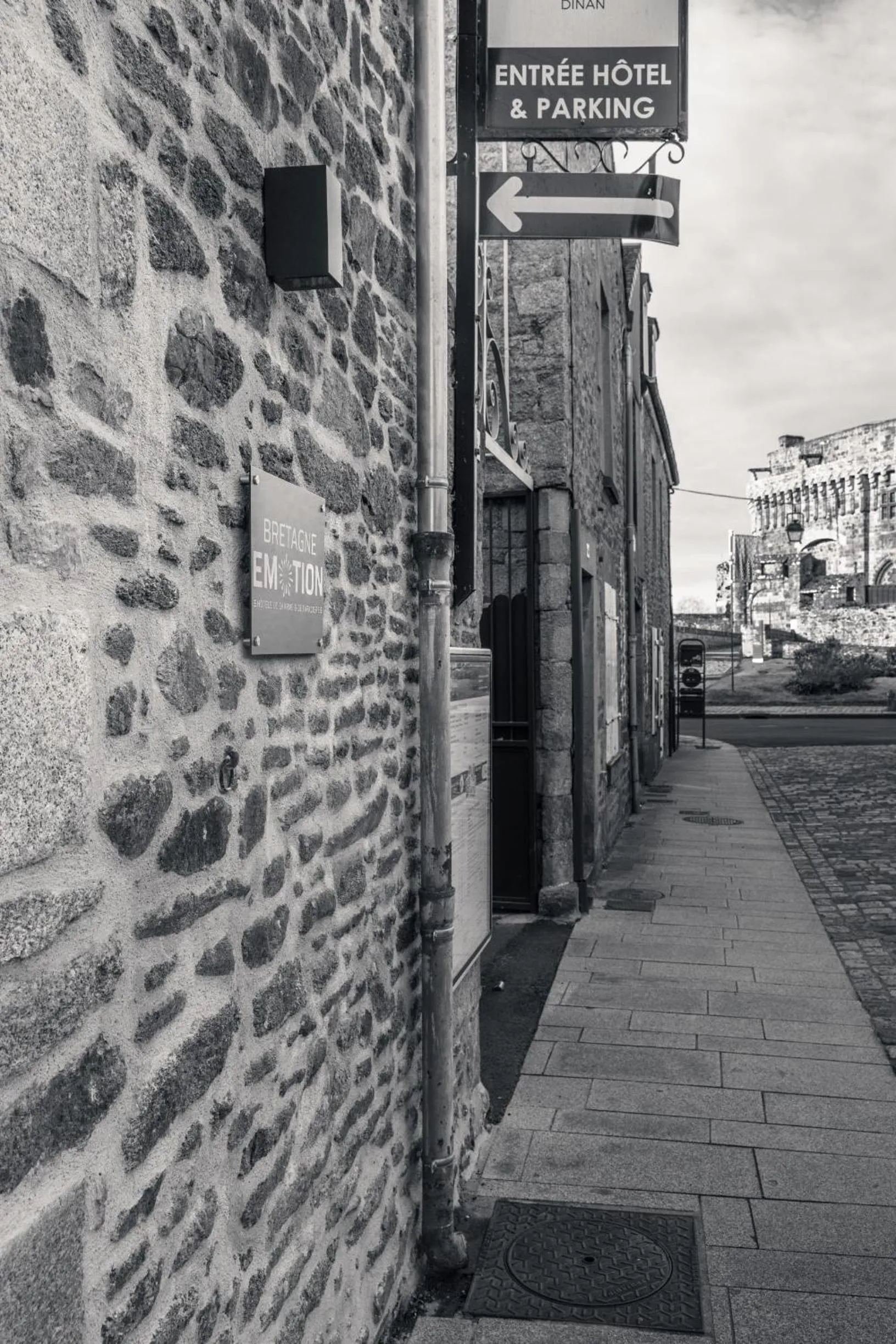 Property logo or sign in Hôtel du Château Dinan - Originals Boutique