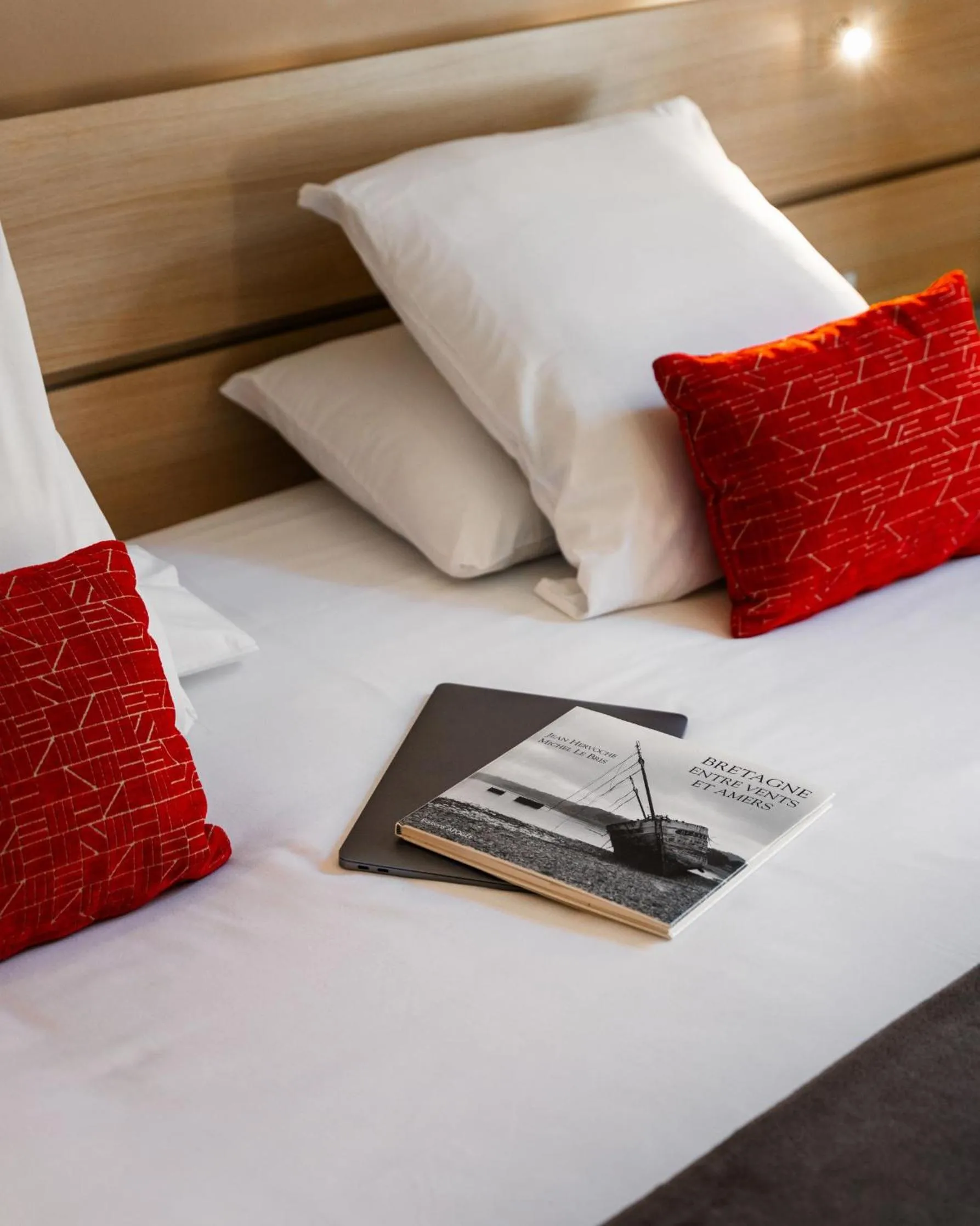 Bed in Hôtel du Château Dinan - Originals Boutique