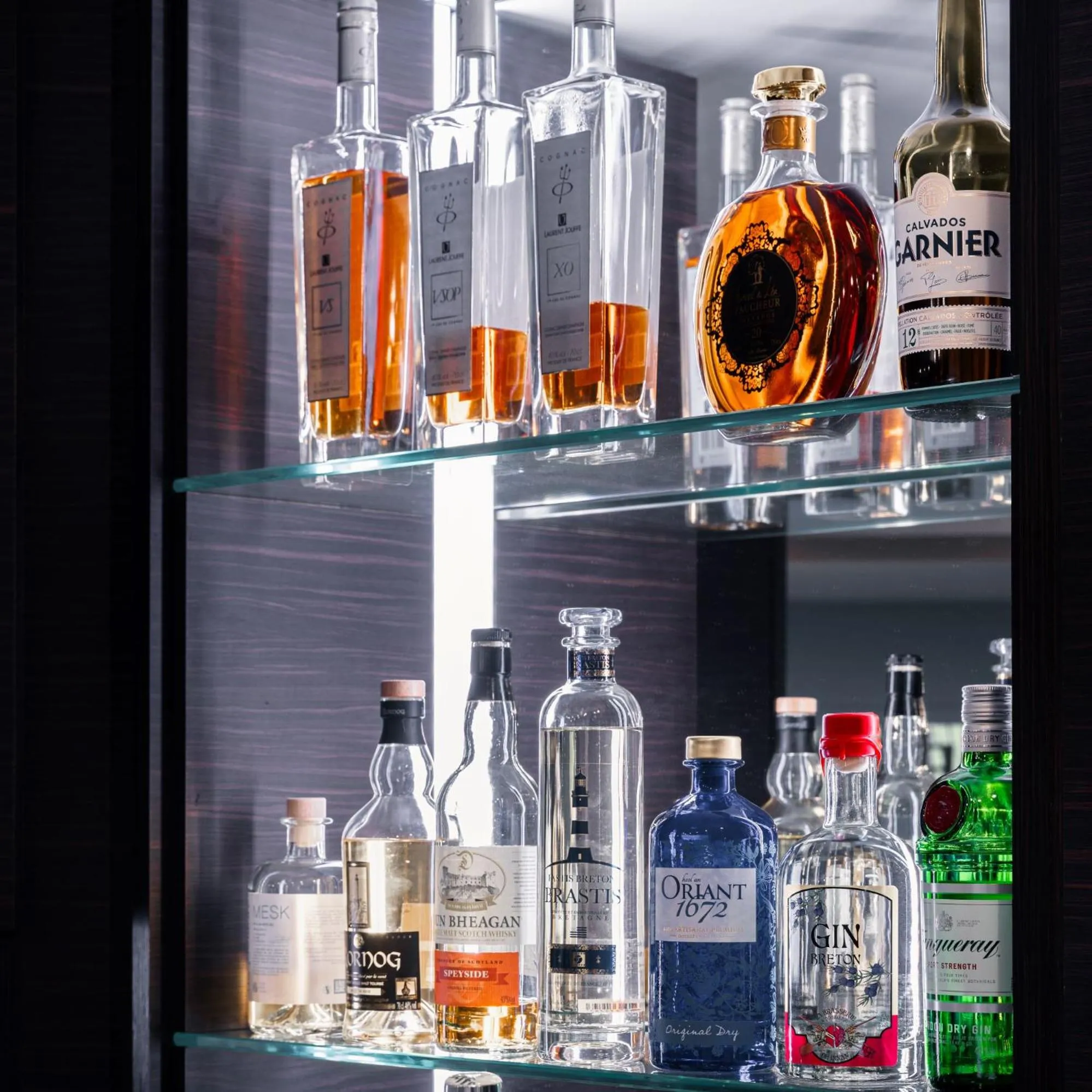 Lounge or bar in Hôtel du Château Dinan - Originals Boutique