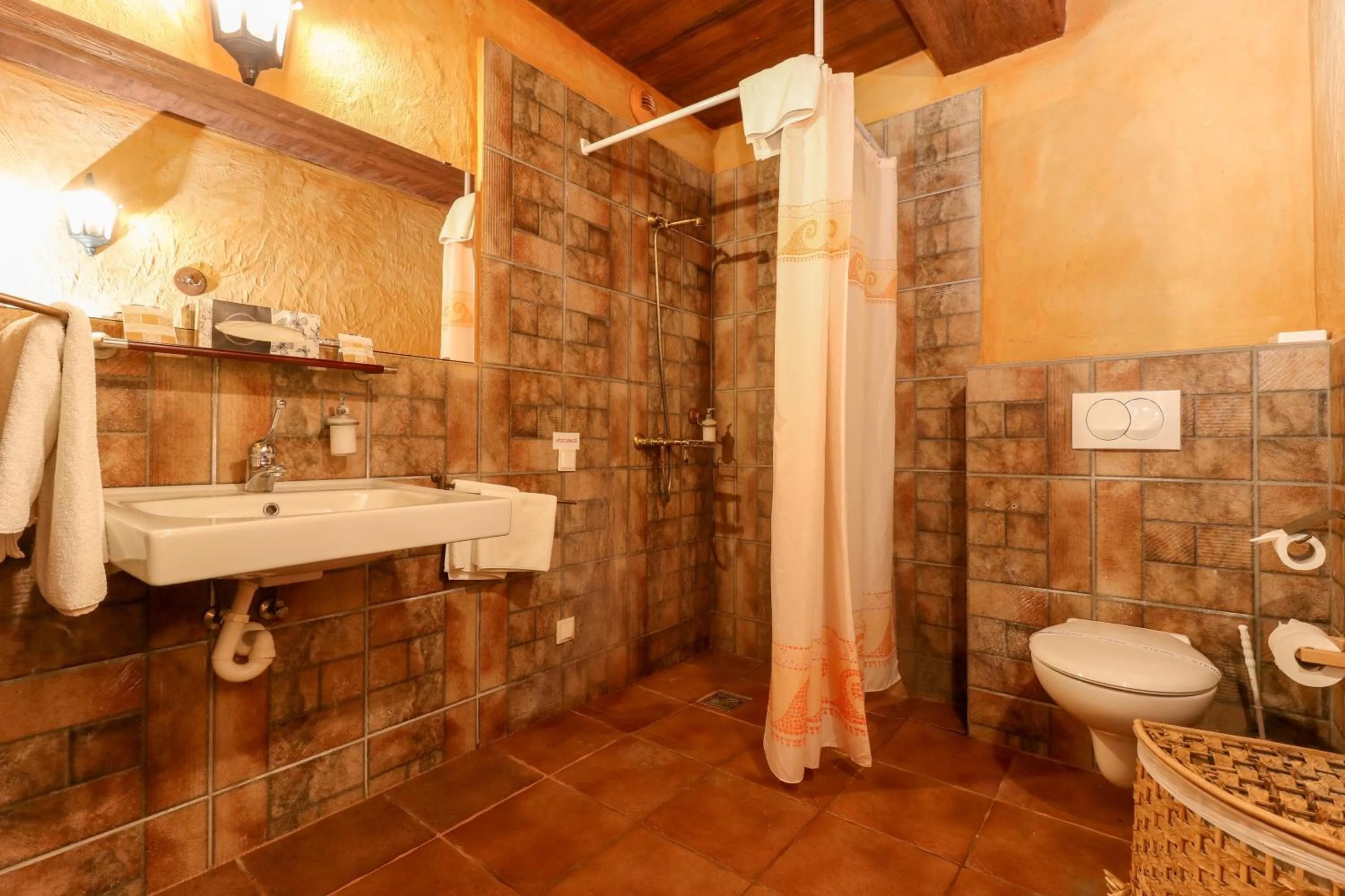 Shower in Puchner Kastélyszálló