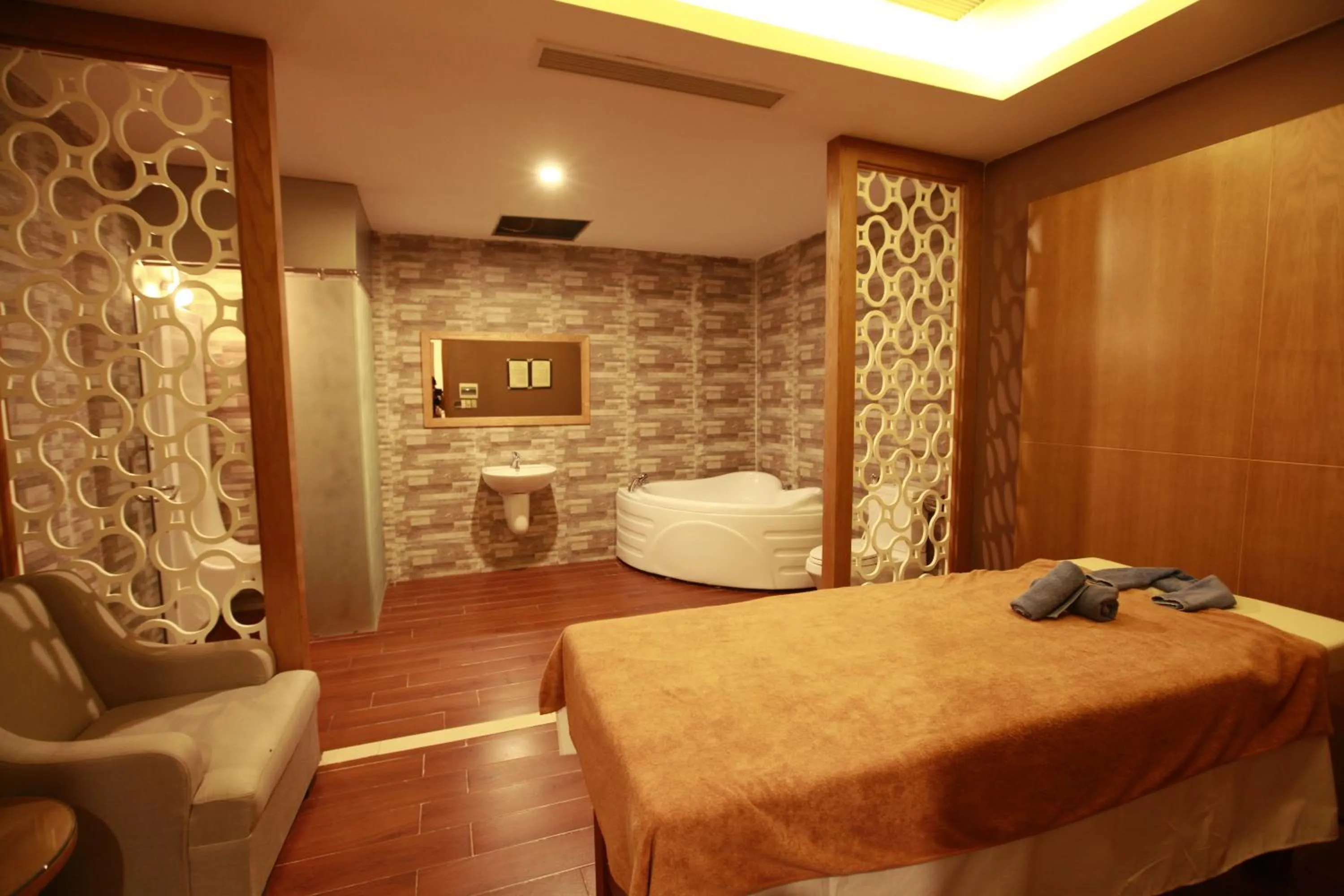 Hot Tub, Bed in Muong Thanh Holiday Con Cuong