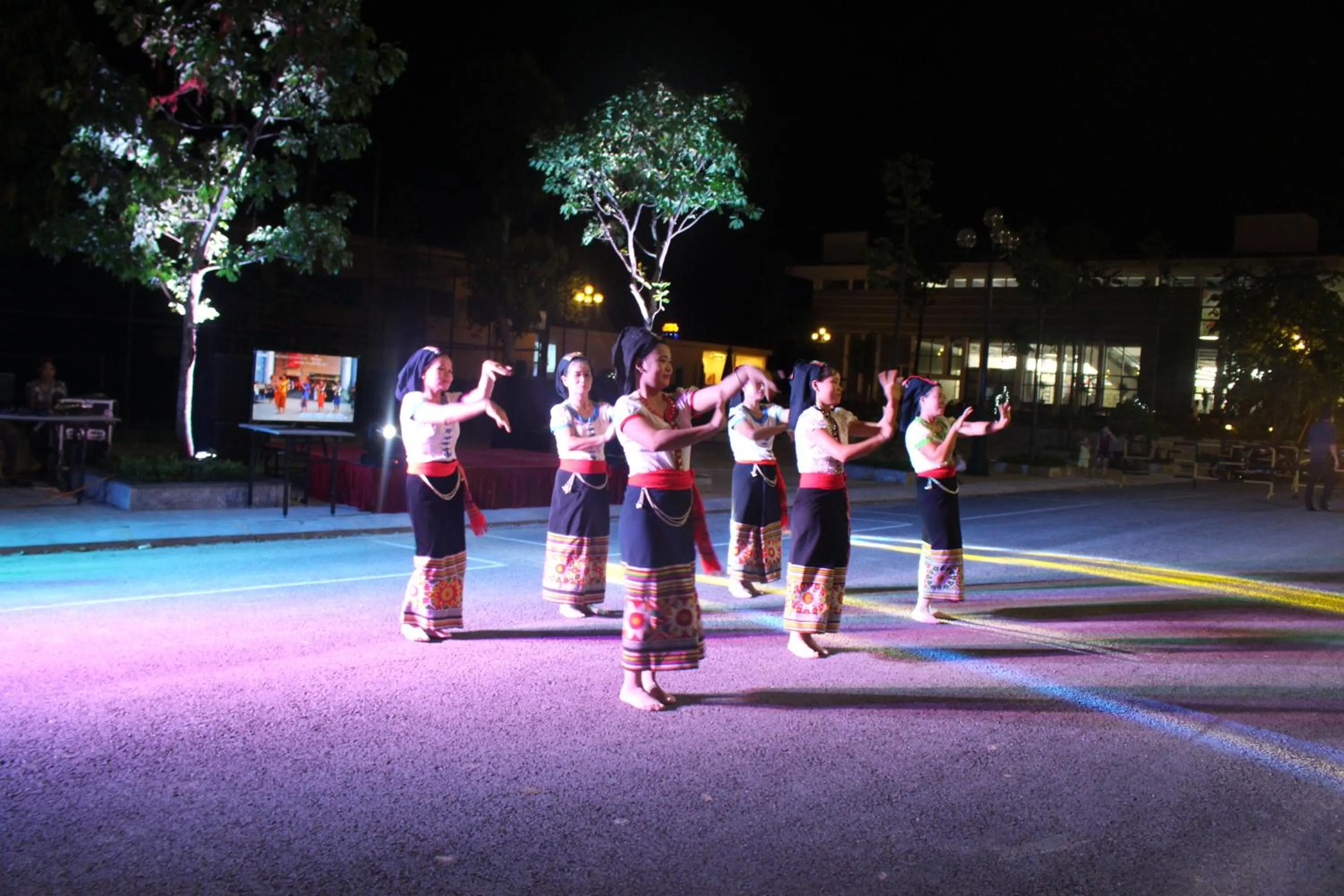 group of guests in Muong Thanh Holiday Con Cuong