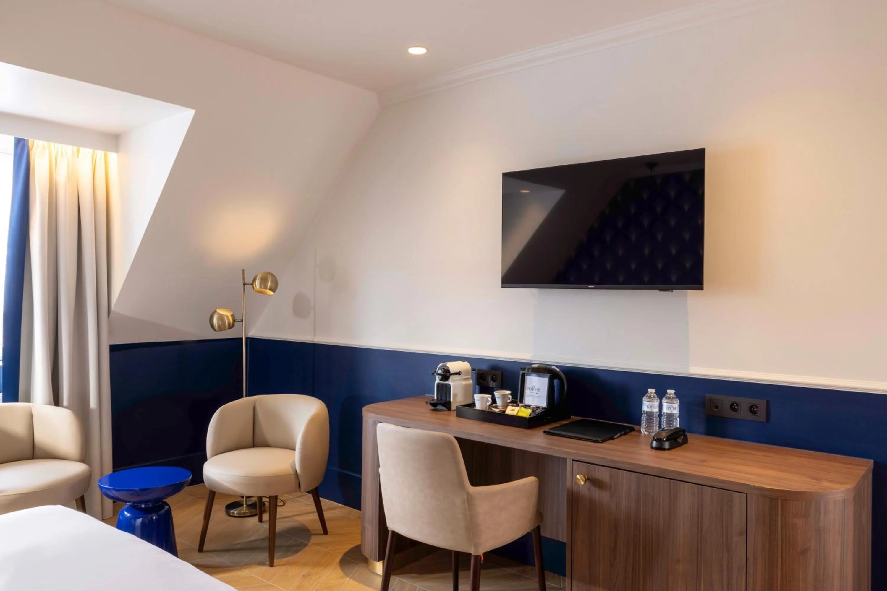 Living room, Bed in Hotel The Augustin